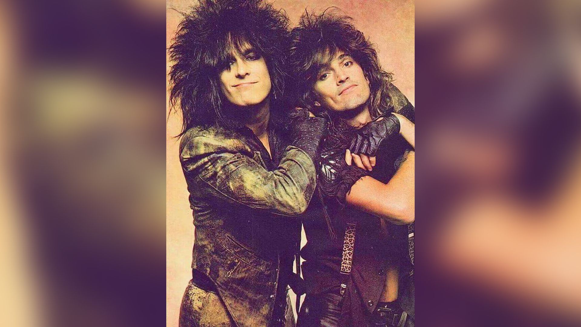 Jóvenes Tommy Lee y Nikki Sixx