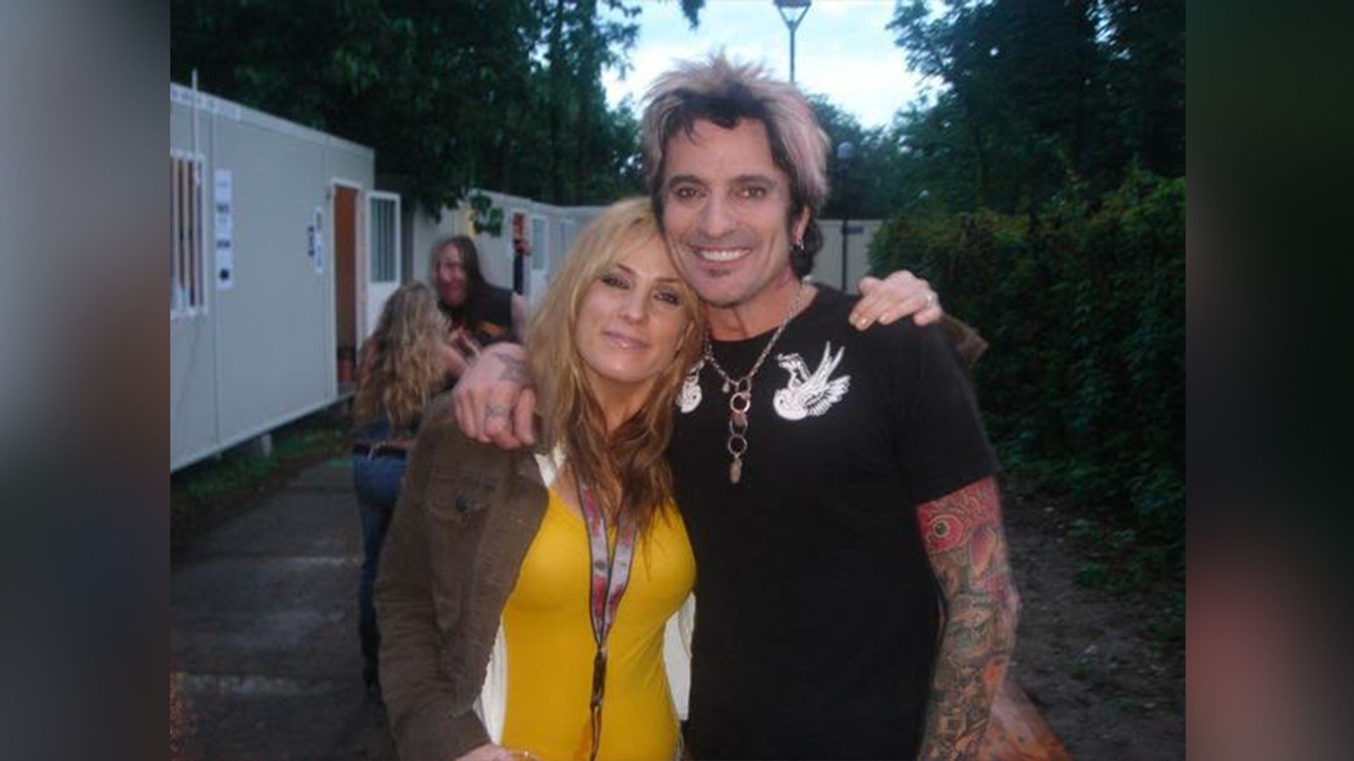 Tommy Lee con su hermana Athena