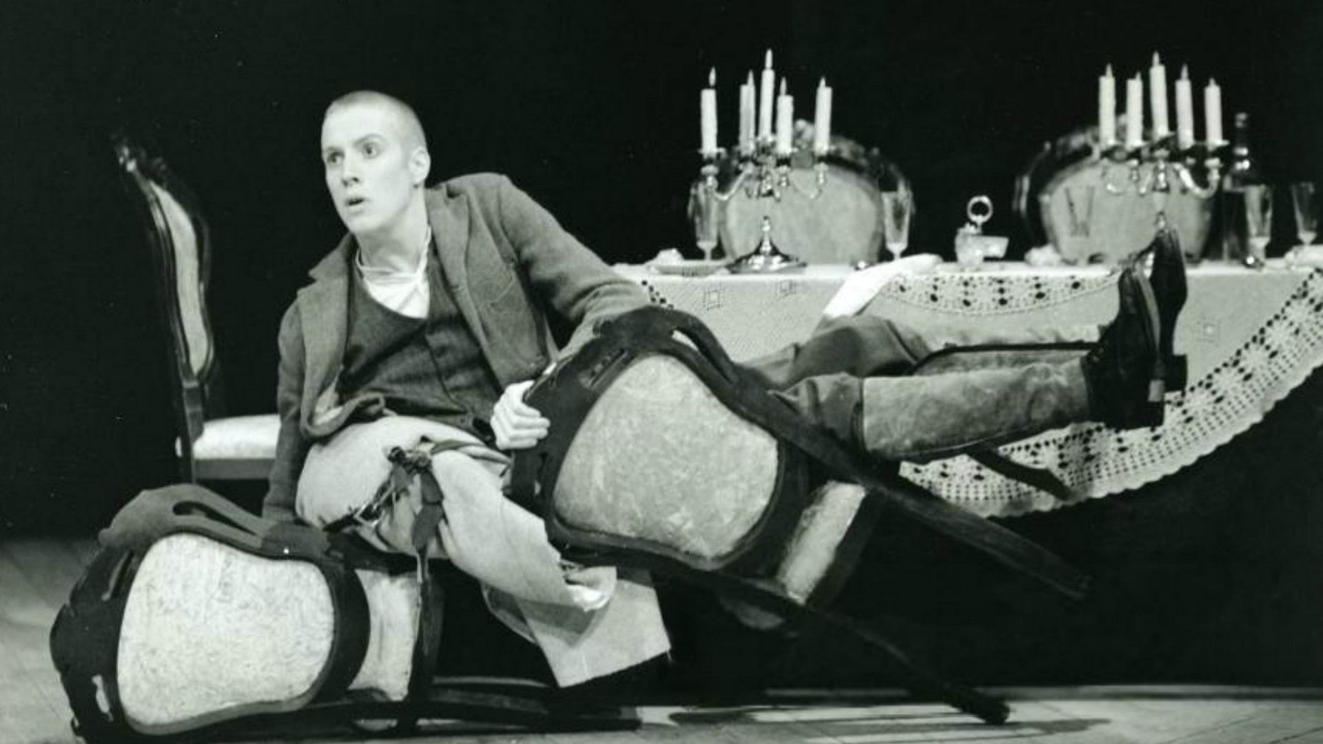 Rhys Ifans como joven en el escenario del teatro