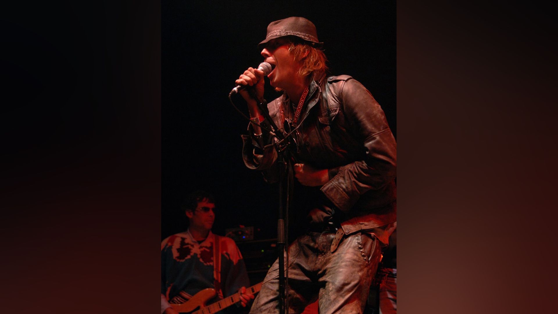 Rhys Ifans durante un concierto de la banda The Peth