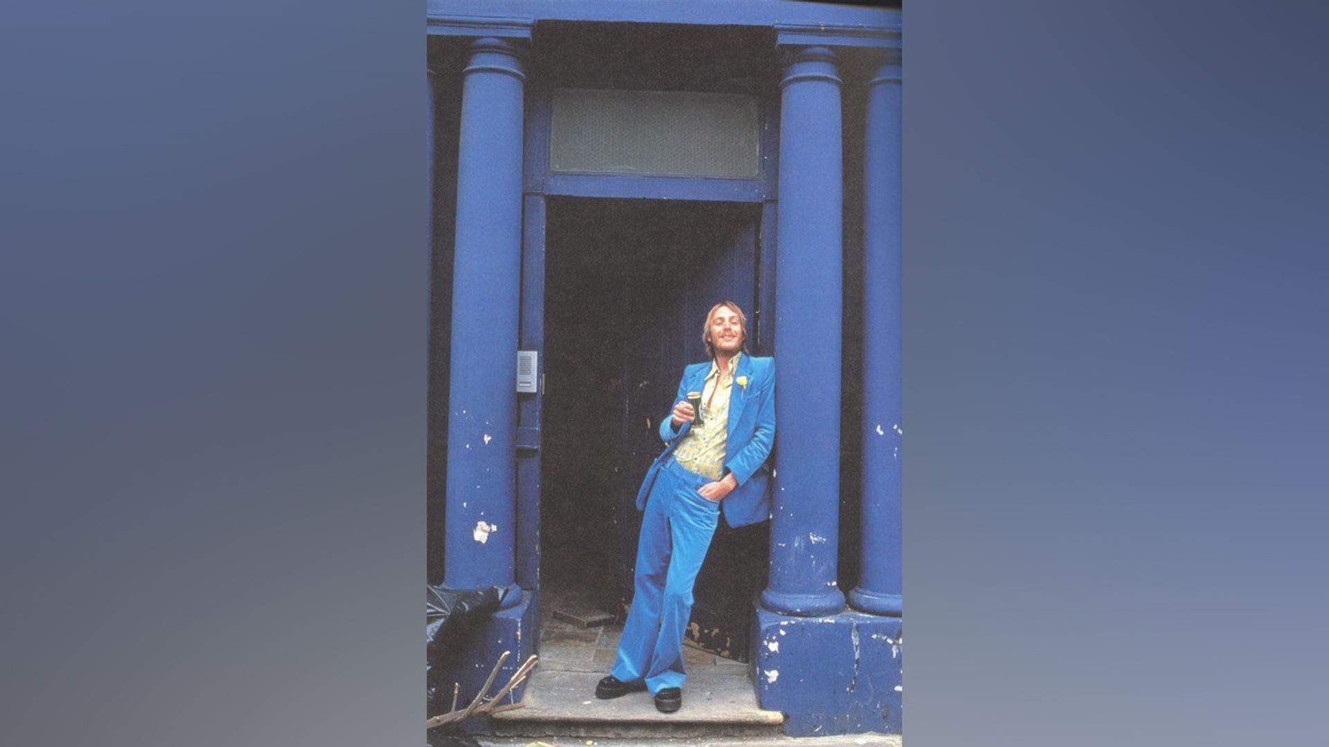 Rhys Evans en el set de "Notting Hill"