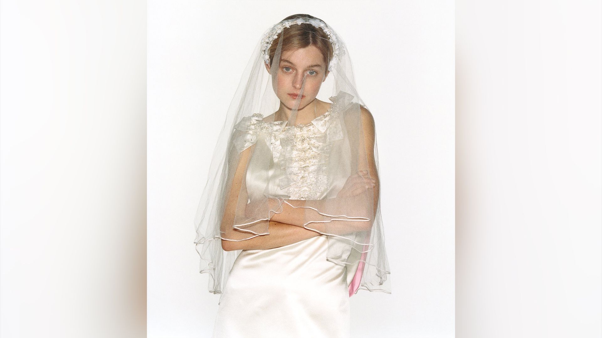 Emma Corrin en una sesión de fotos para Pop Magazine