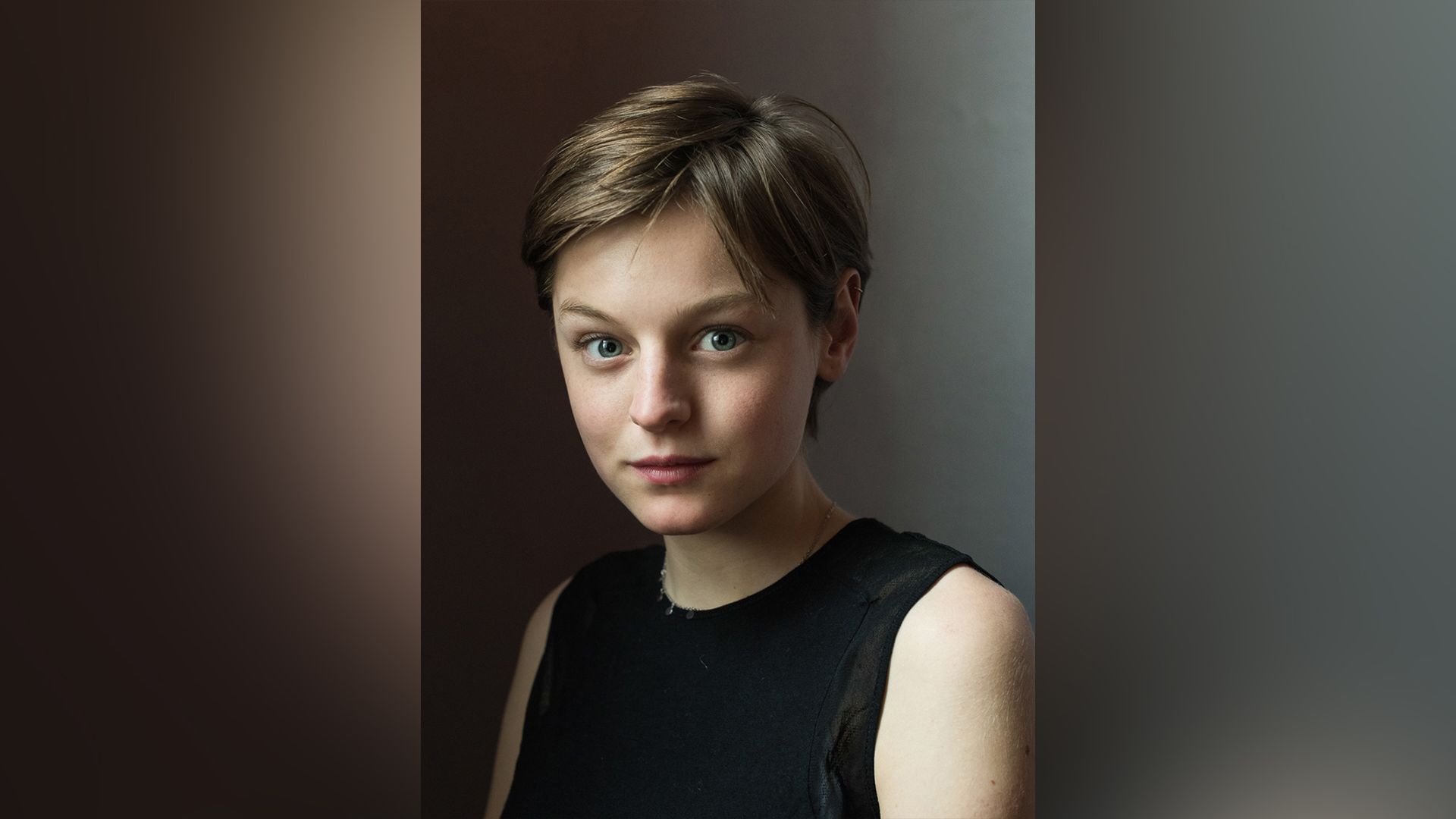 Emma Corrin en su juventud