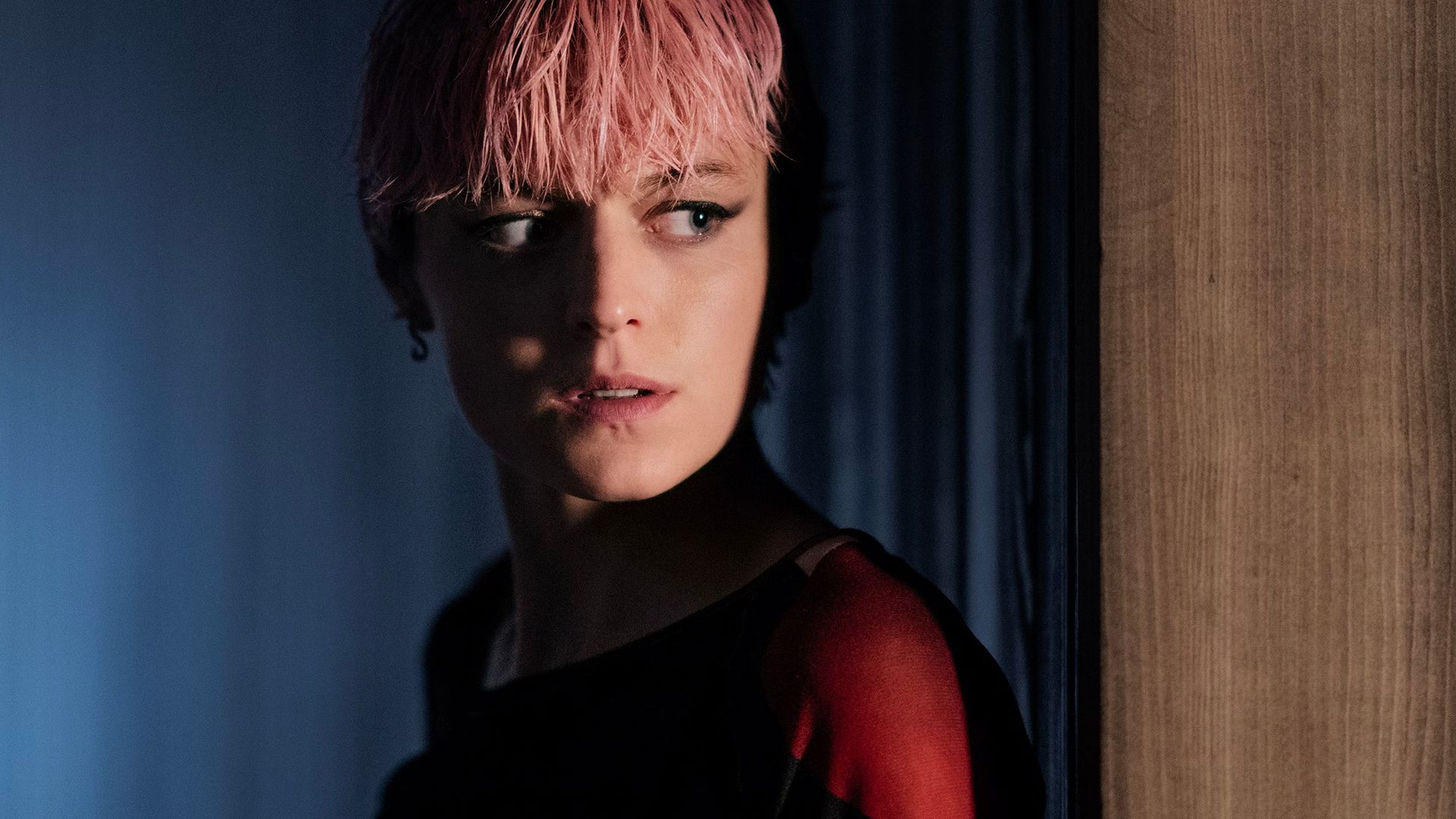 Emma Corrin en 'Murder at the End of the World'
