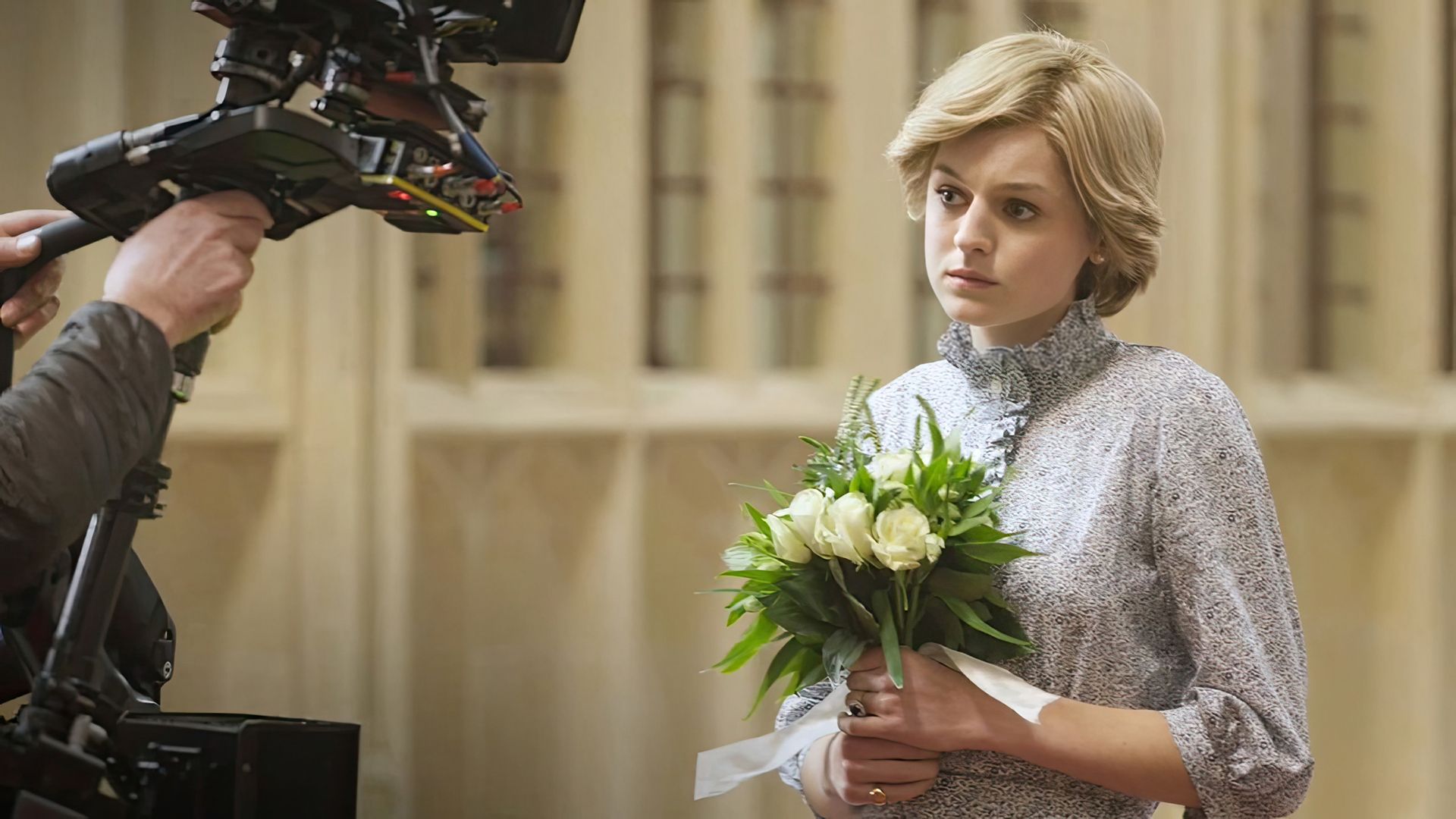 Emma Corrin en el set de 'The Crown'