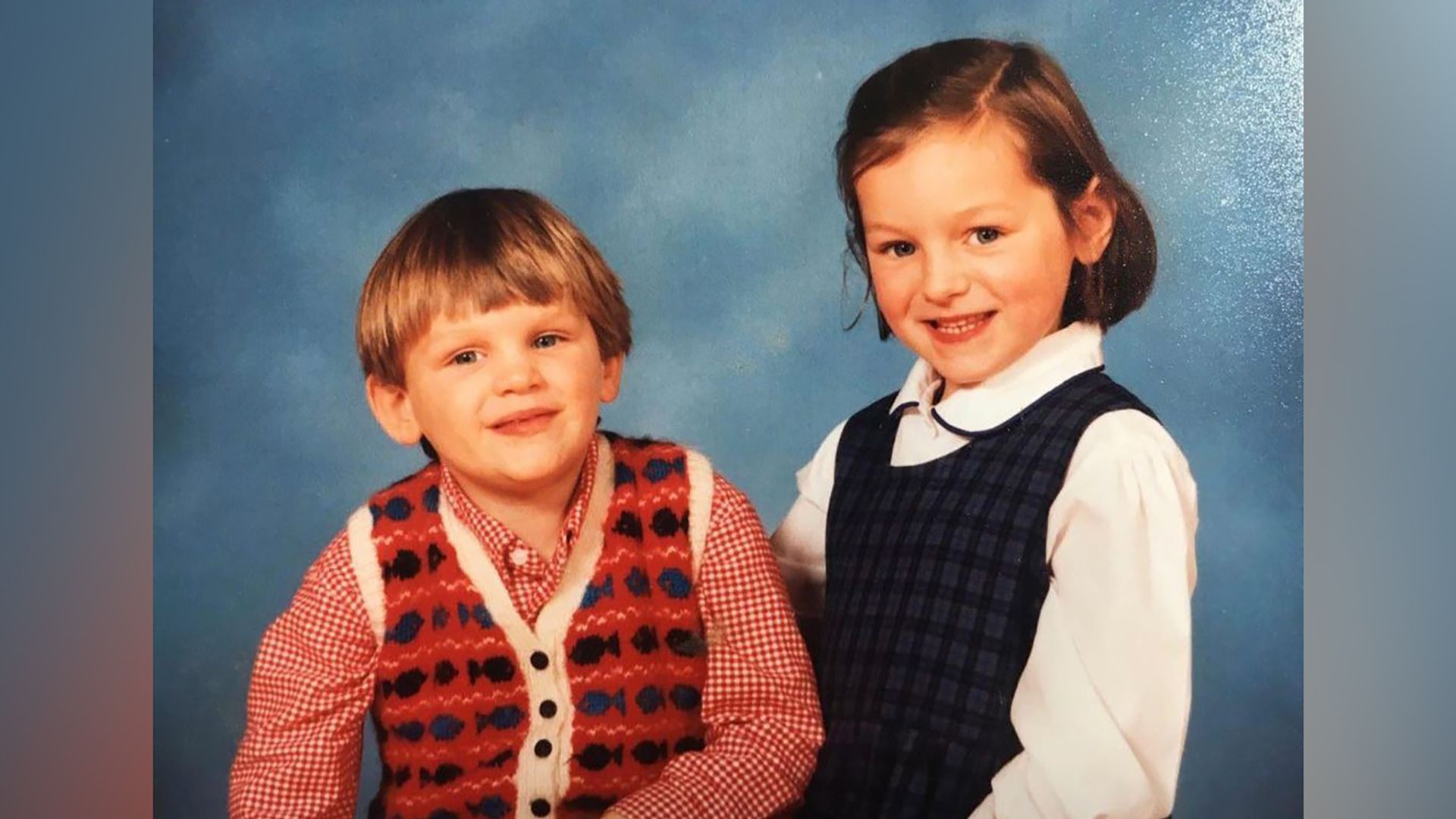 Emma Corrin con su hermano menor de niña