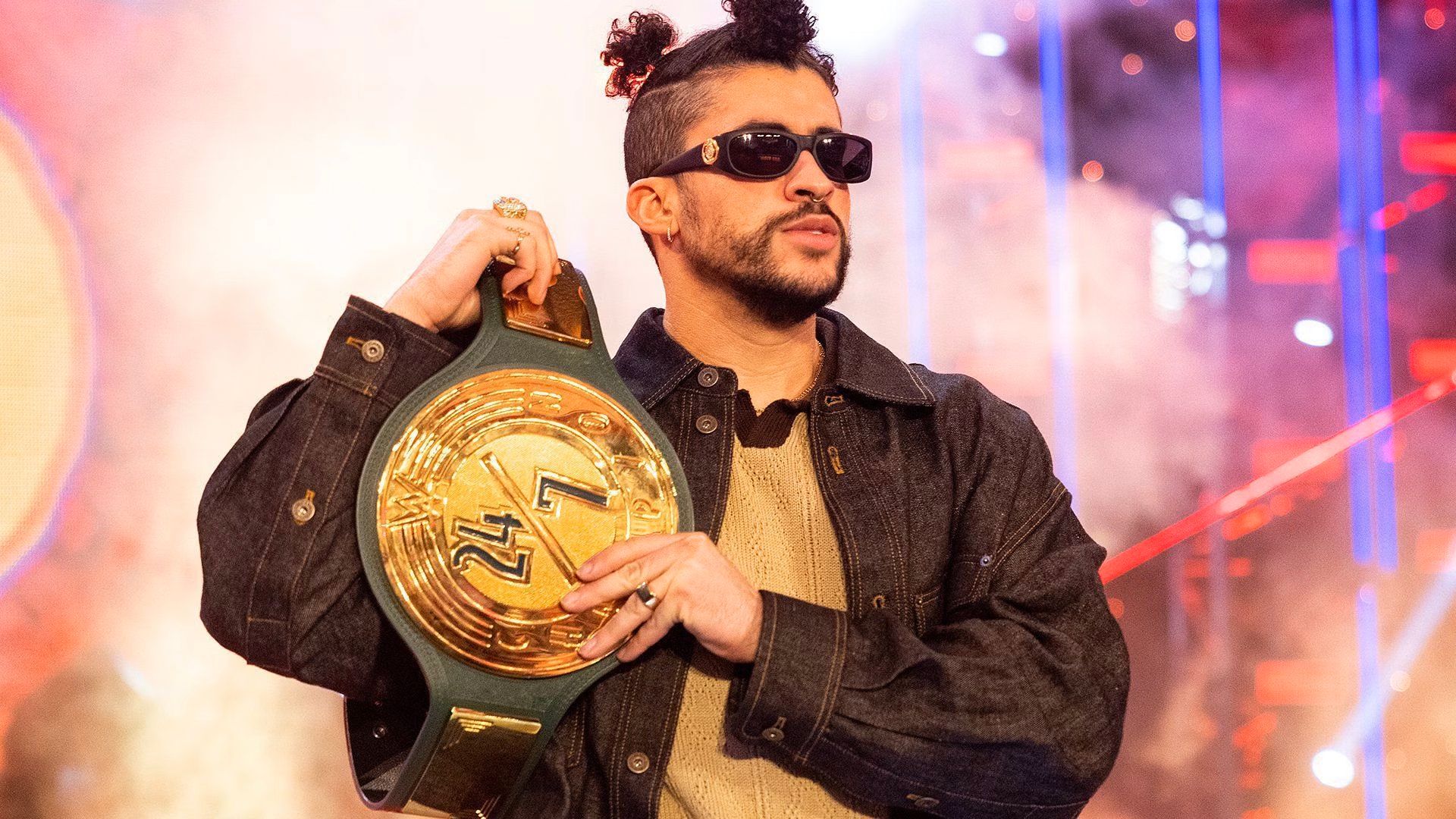 Bad Bunny con el premio 24/7 de la WWE