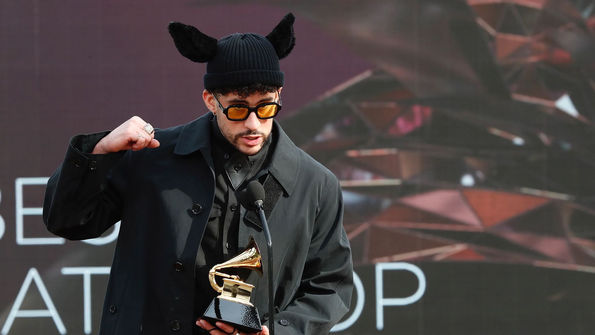 Bad Bunny con su Grammy