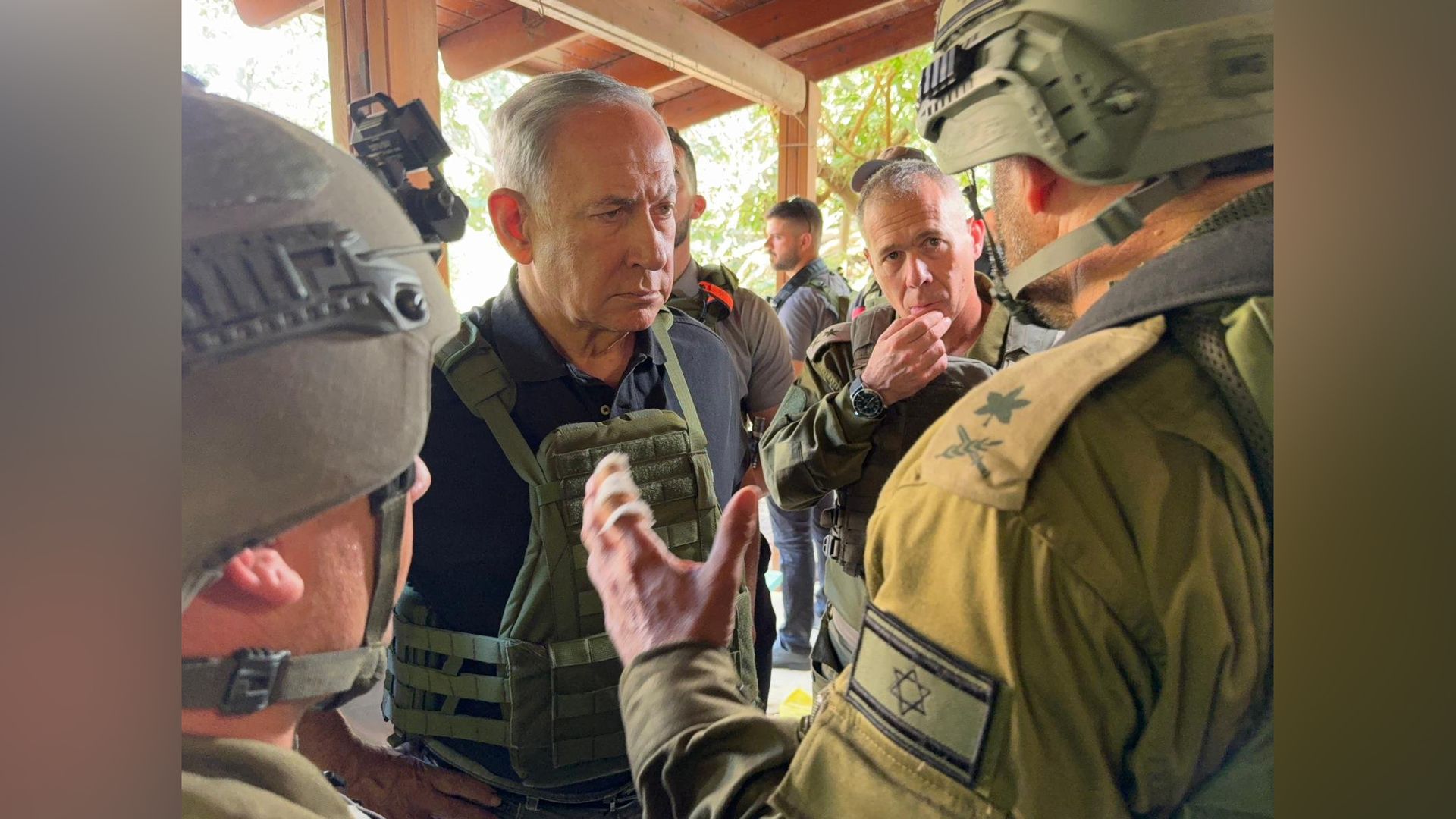 Benjamín Netanyahu y soldados israelíes en la frontera de Gaza
