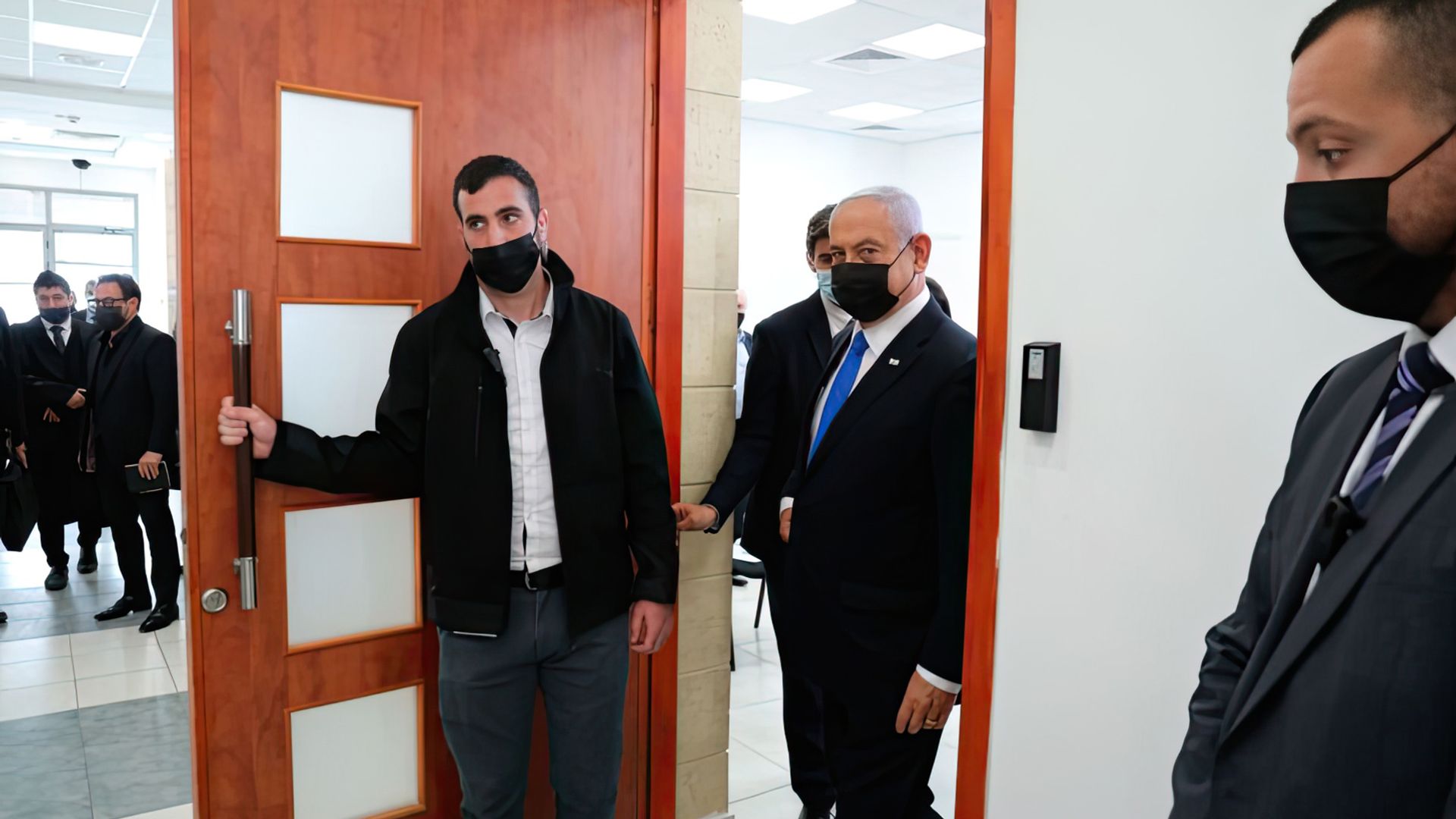 Benjamín Netanyahu llega al tribunal para una audiencia por corrupción