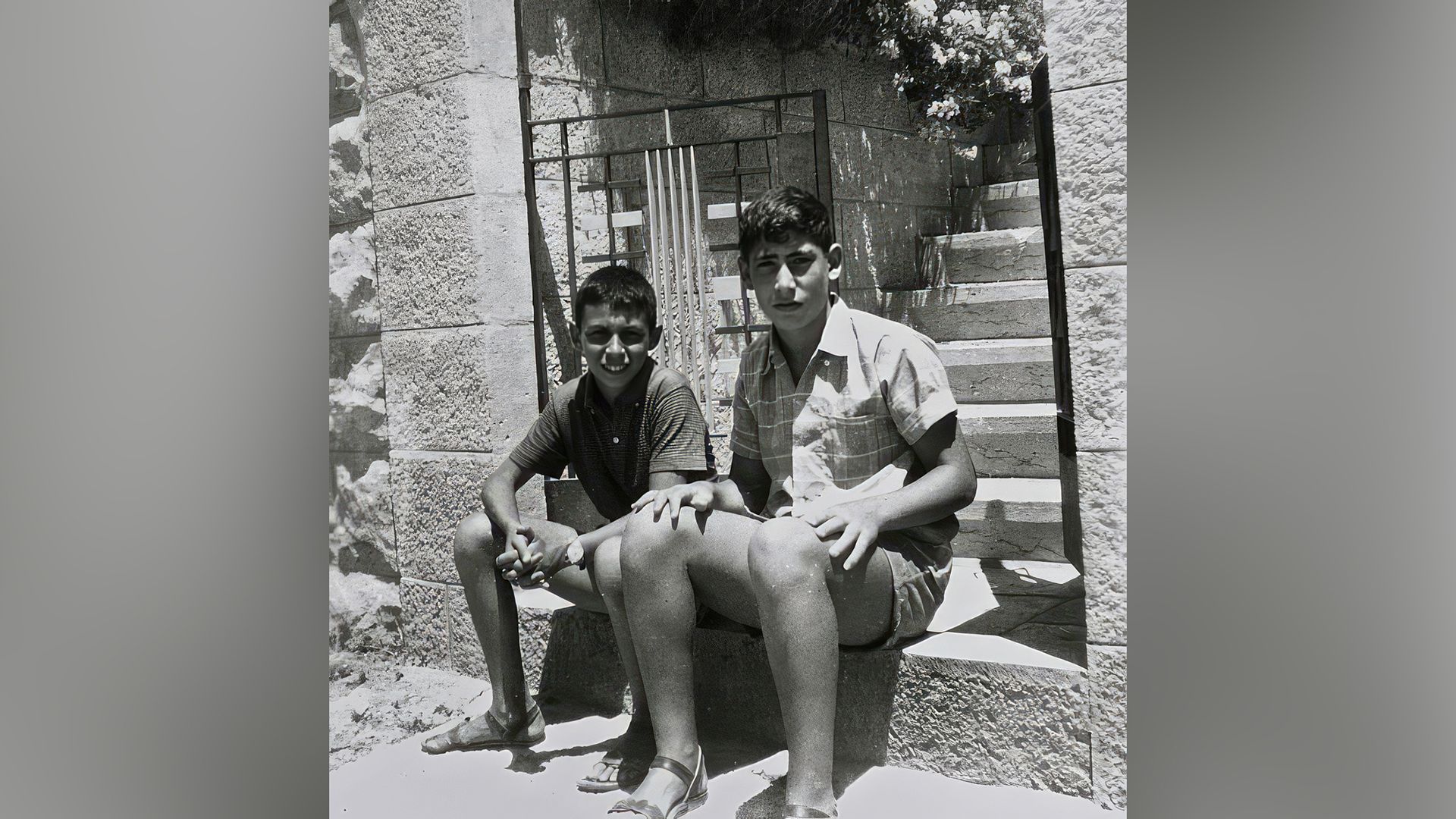 Benjamín Netanyahu durante sus años escolares (derecha)