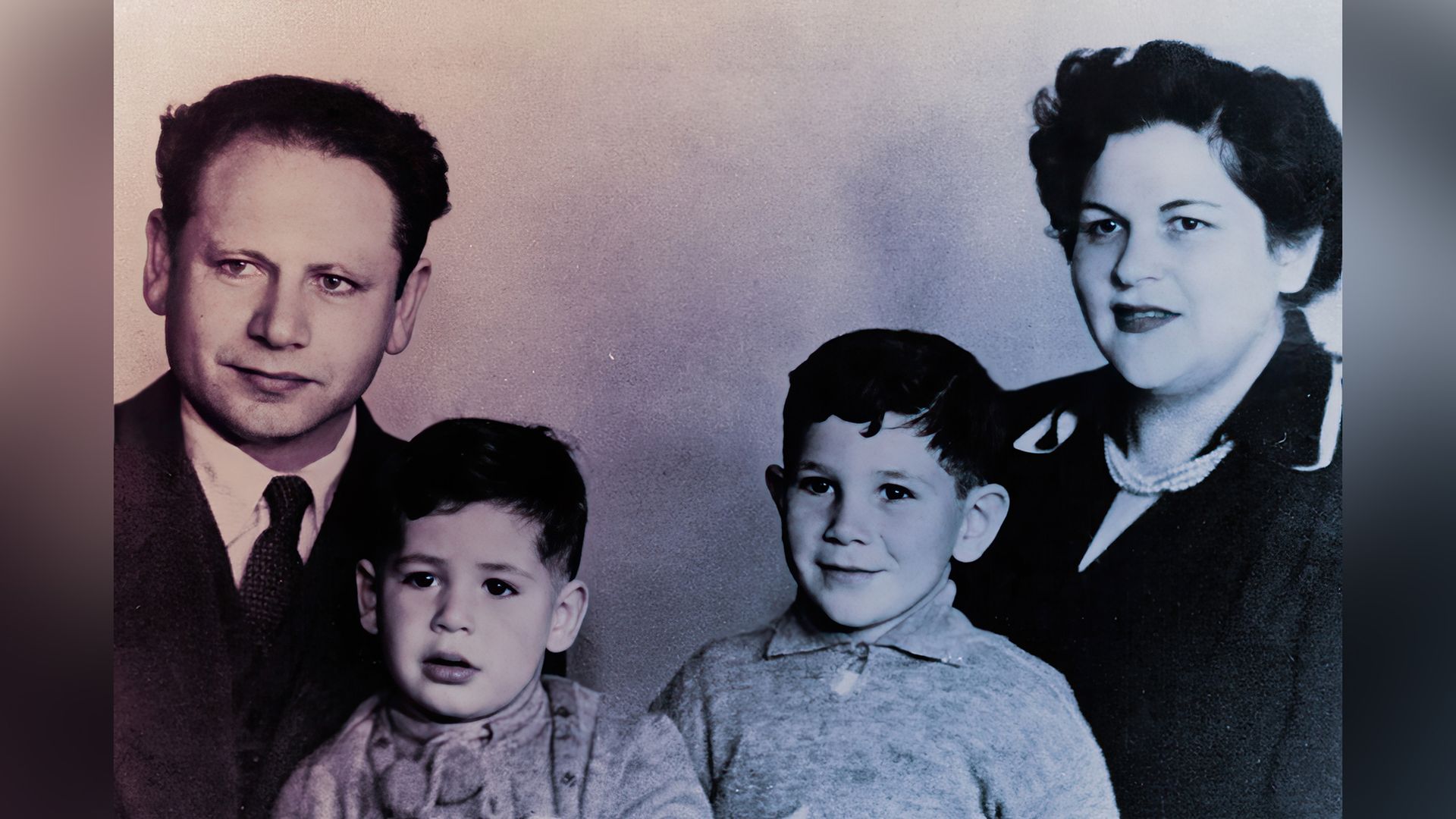 Benjamín Netanyahu con sus padres y su hermano mayor