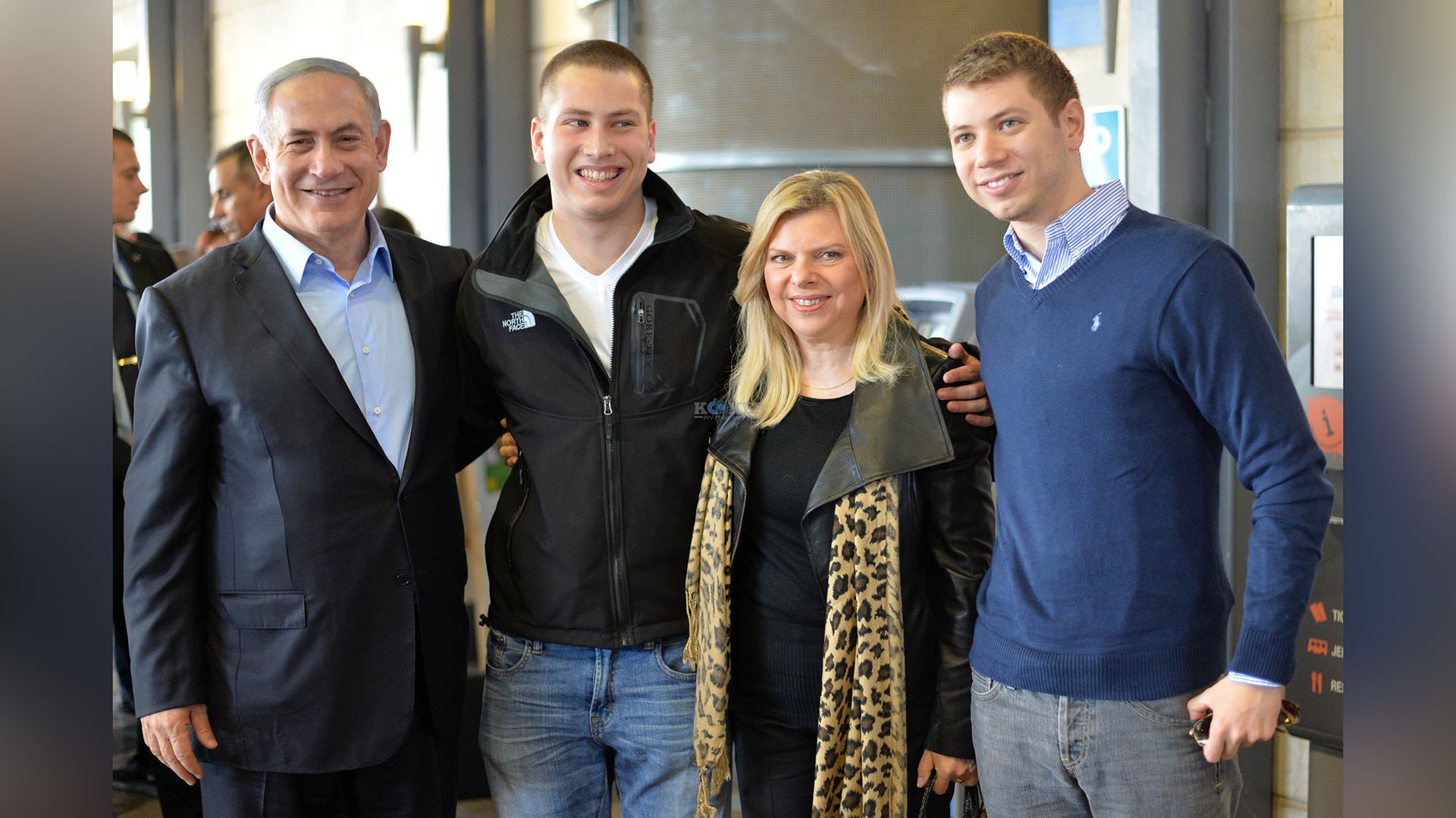 Benjamín Netanyahu con su tercera esposa y sus hijos