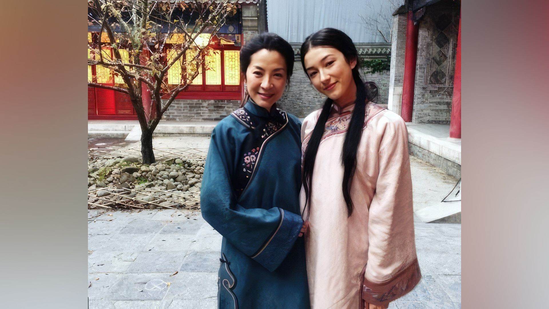 Natasha Liu Bordizzo y Michelle Yeoh en el set de 'Crouching Tiger...'