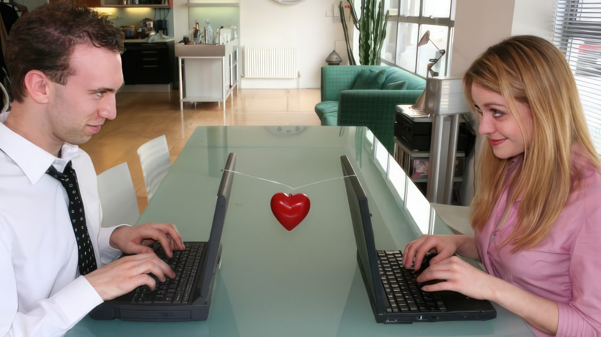 Podría surgir un romance de oficina entre ellos