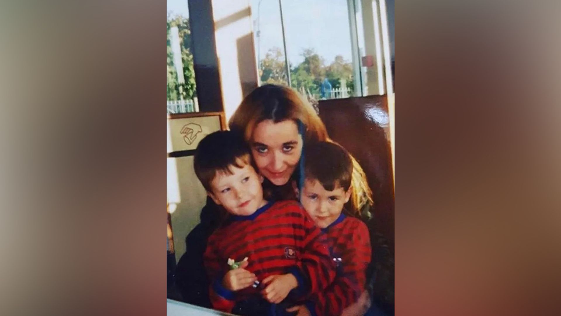 Barry Keoghan en la infancia con su hermano y madre