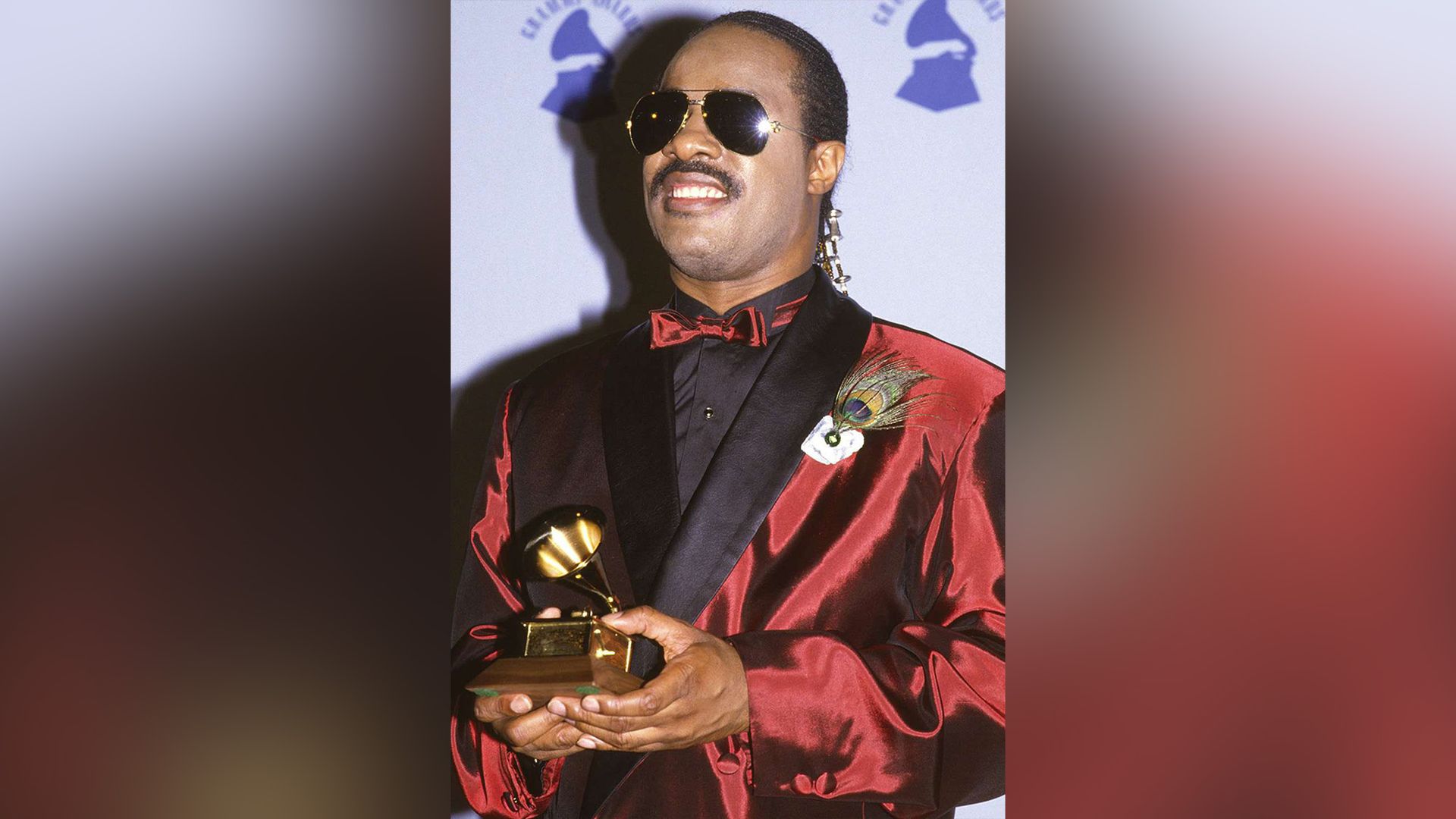 Stevie Wonder con una Estatuilla de Grammy