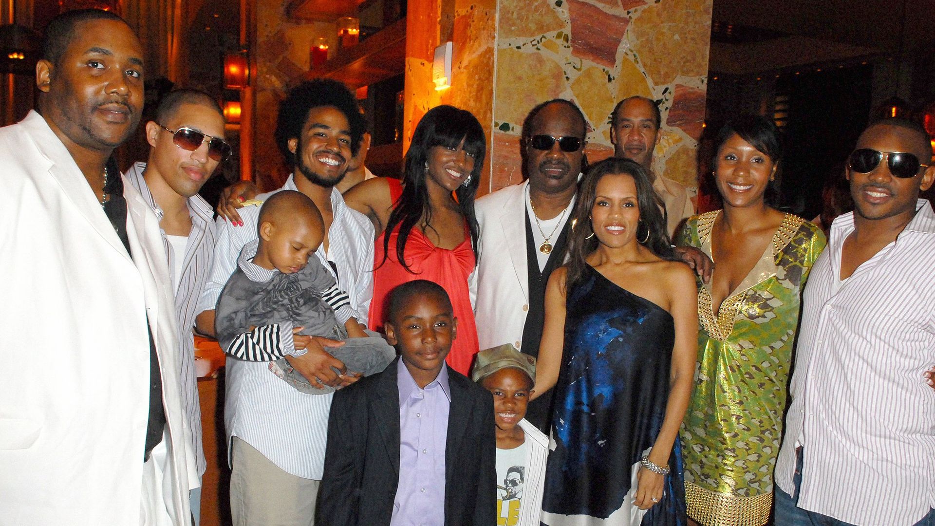 Stevie Wonder con sus hijos y nietos