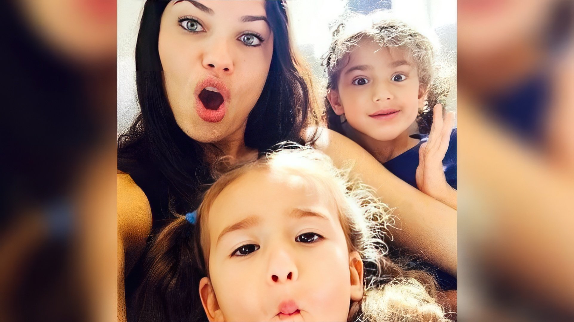Adriana Lima con sus hijos