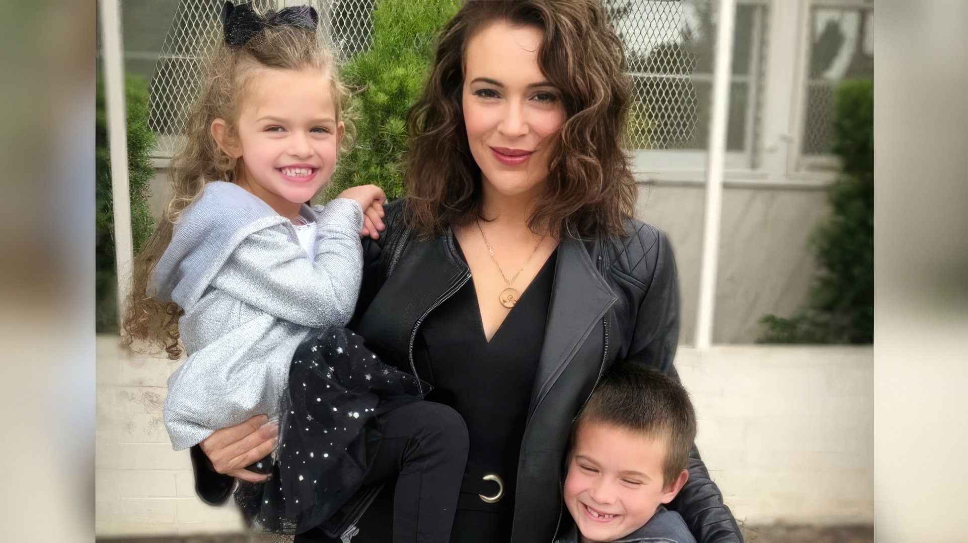 Alyssa Milano con sus hijos