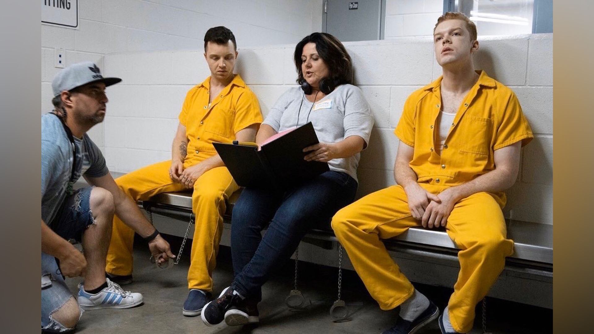 Noel Fisher en el set de Shameless