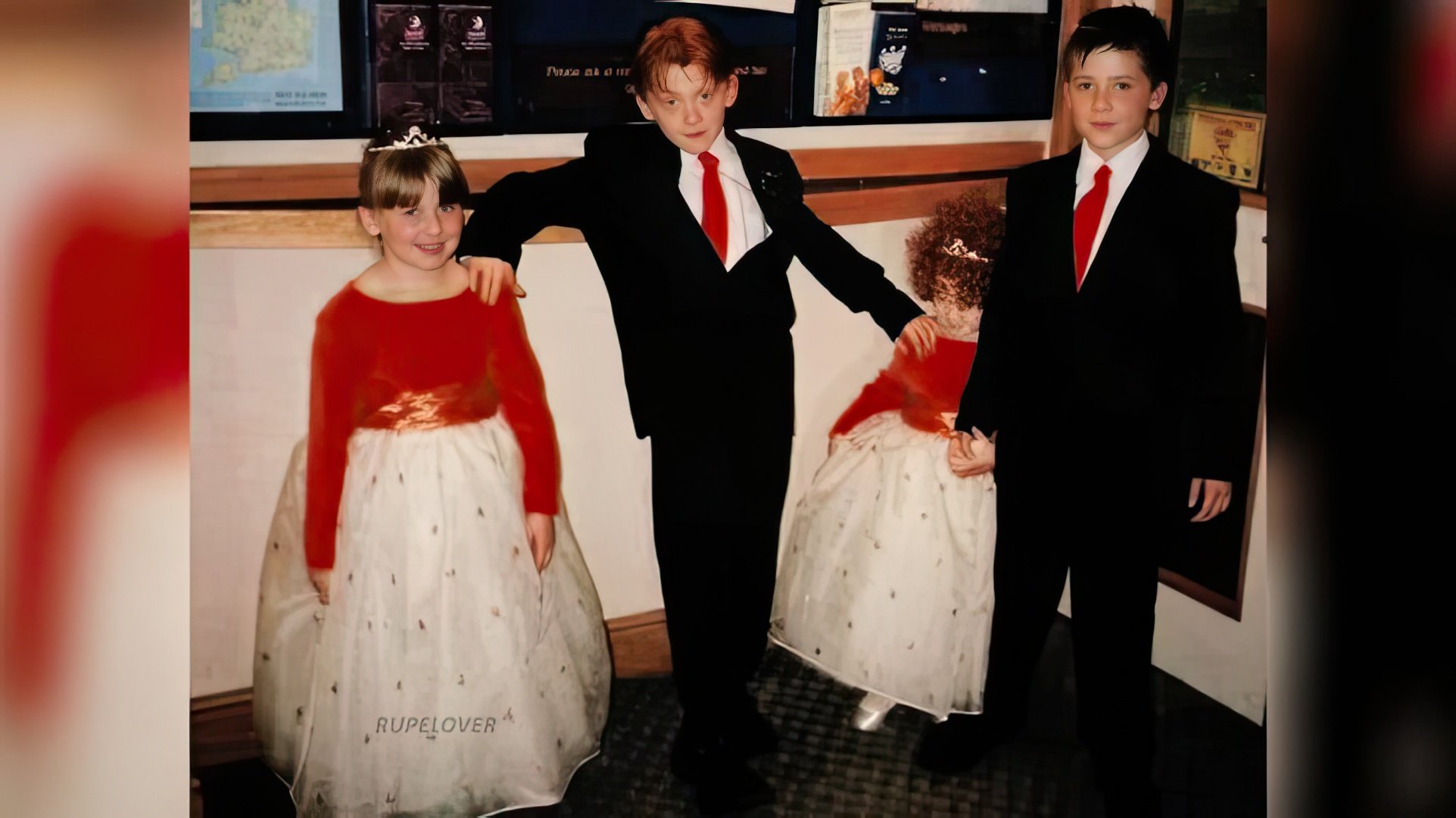 Rupert Grint con sus hermanas y hermano