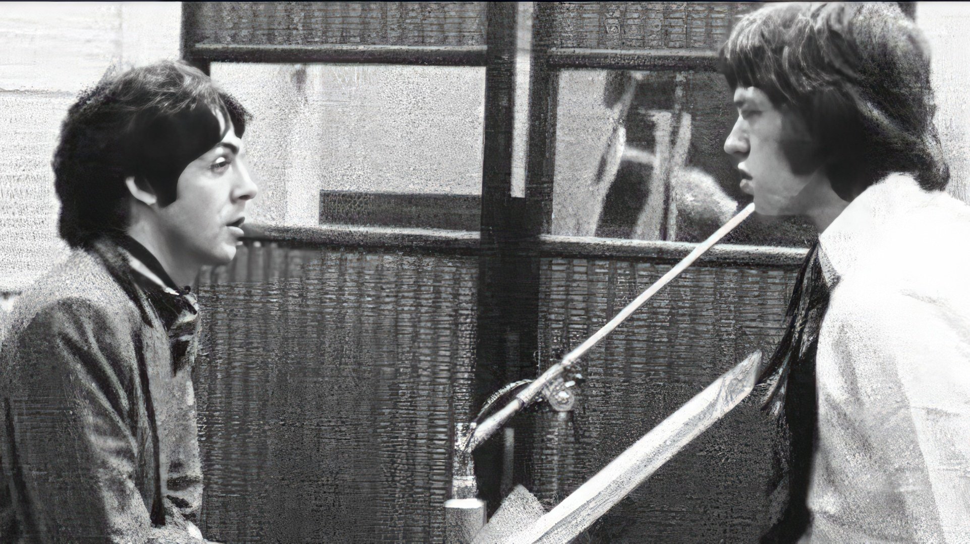 Paul McCartney y Mick Jagger en una sesión de grabación (1967)