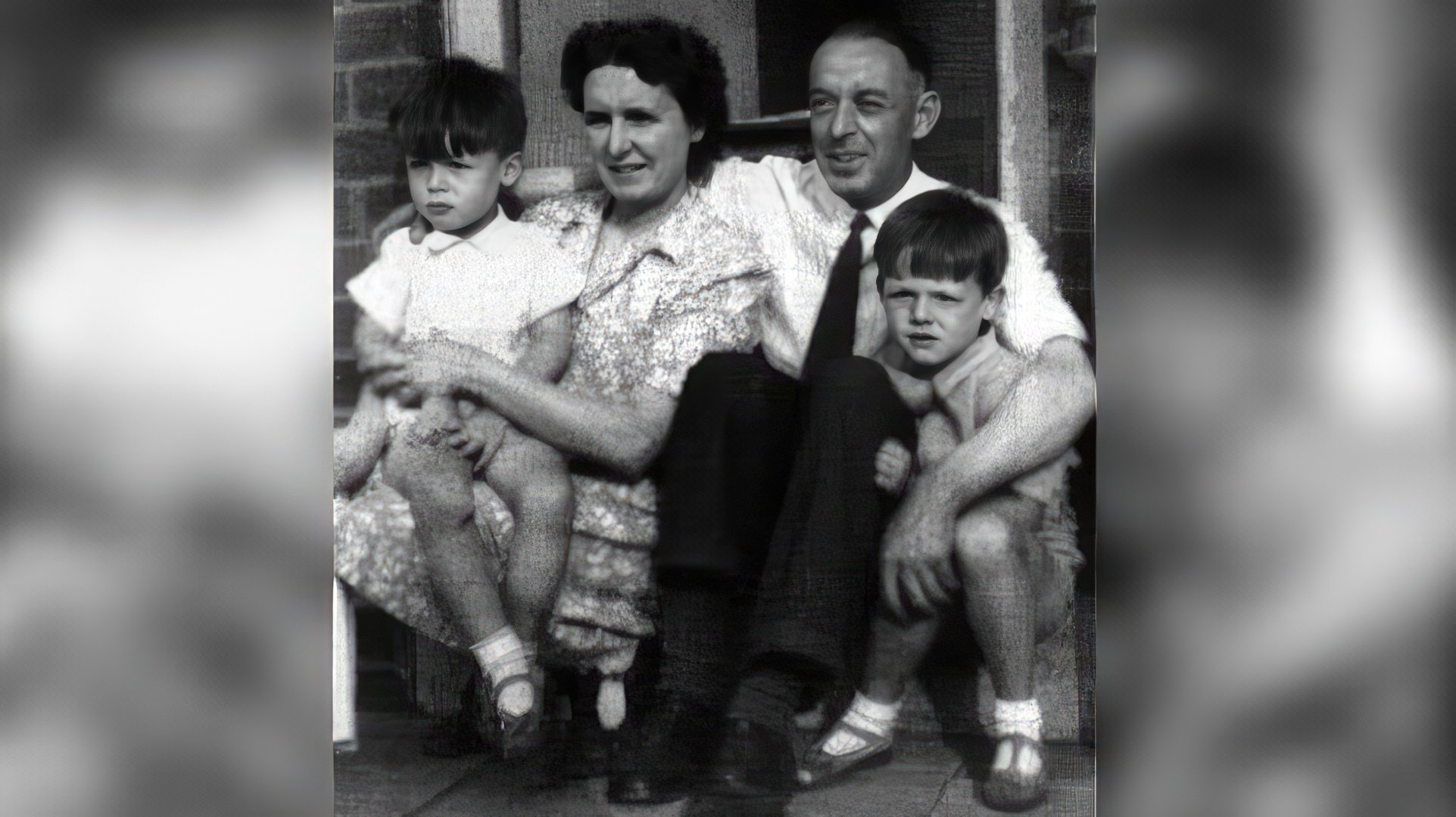Paul McCartney (derecha) con sus padres y hermano