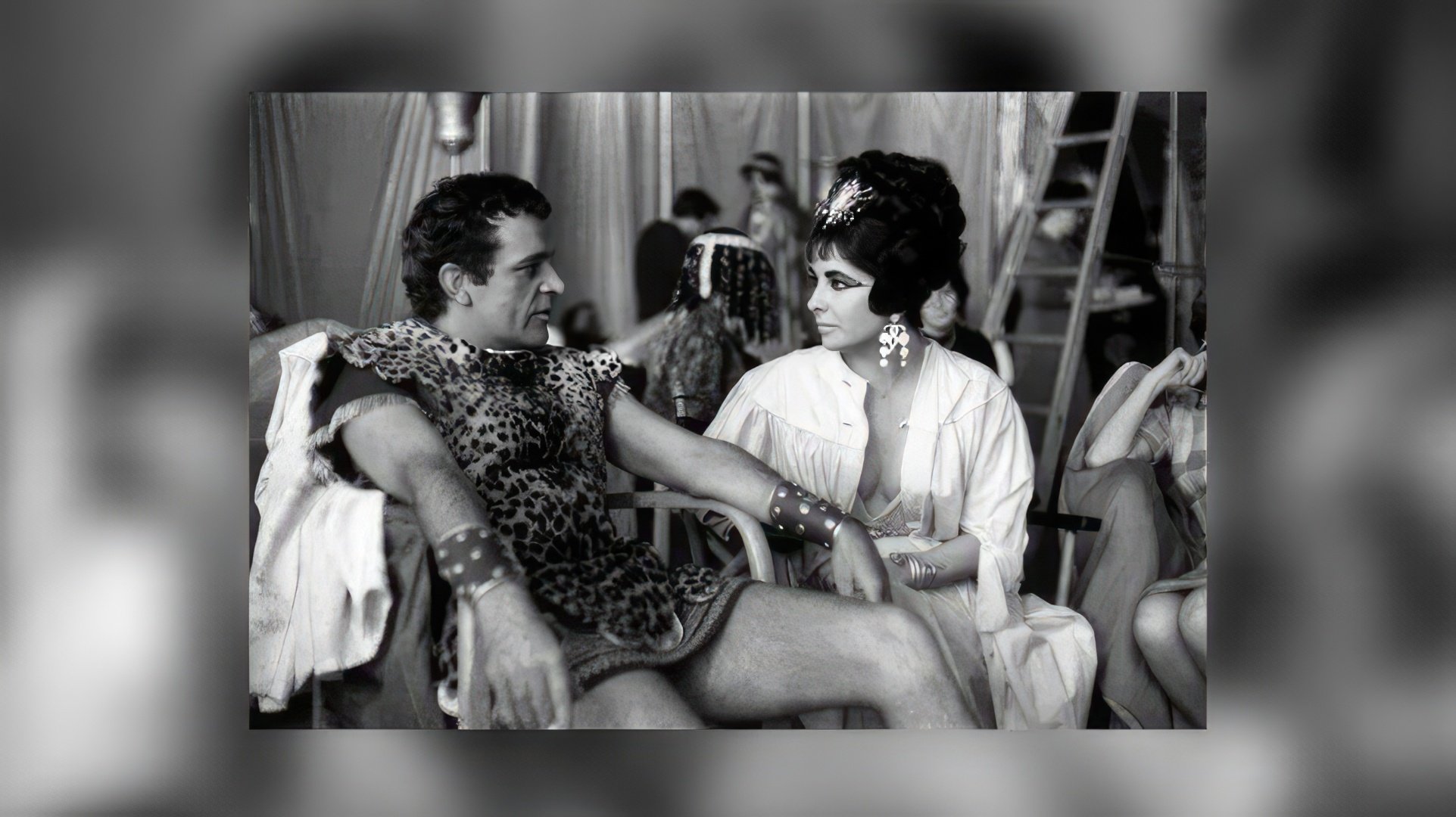 Elizabeth Taylor y Richard Burton en el set de 'Cleopatra'