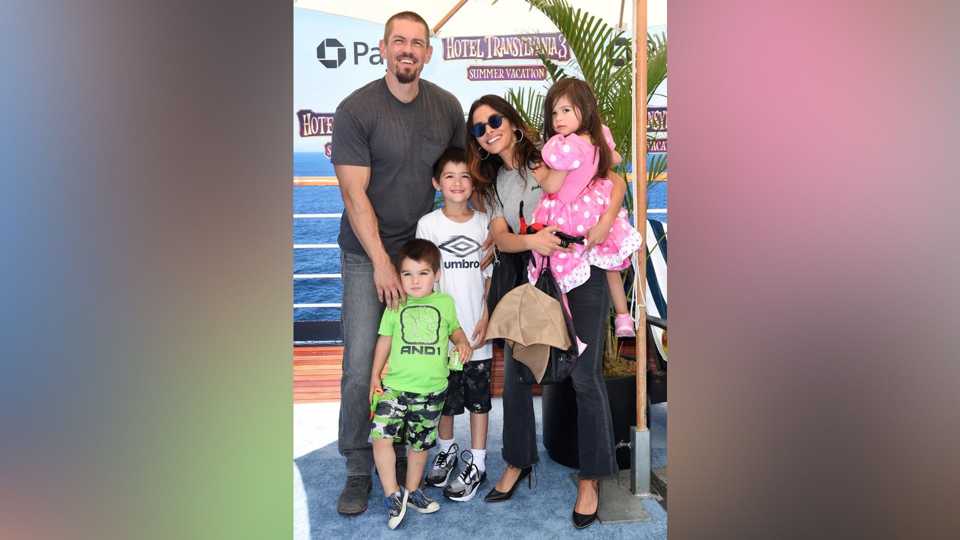 Sarah Shahi y Steve Howey con sus hijos