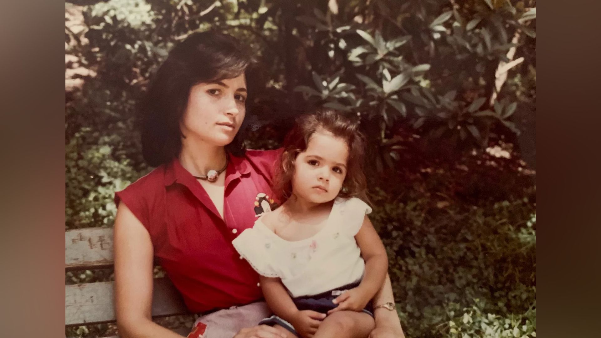 Sarah Shahi de niña con su madre