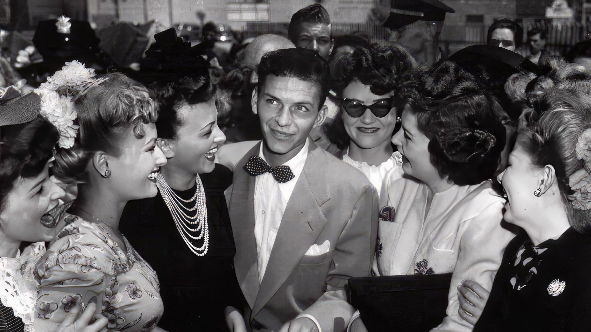 Frank Sinatra con fanáticas