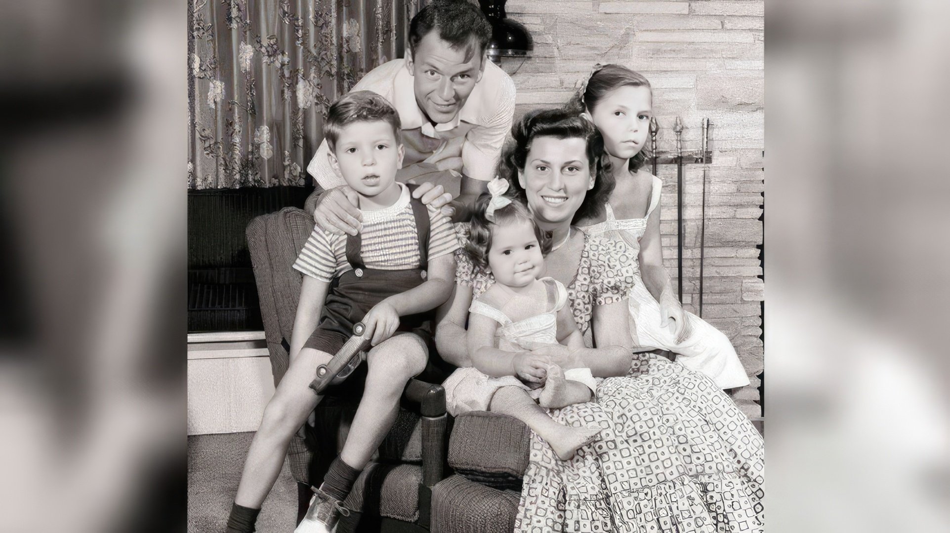 Frank Sinatra con su esposa e hijos