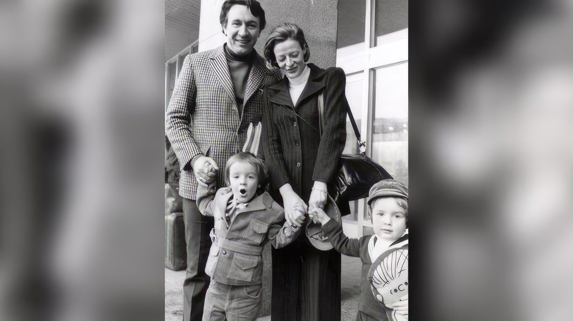 Maggie Smith con su primer esposo y sus hijos