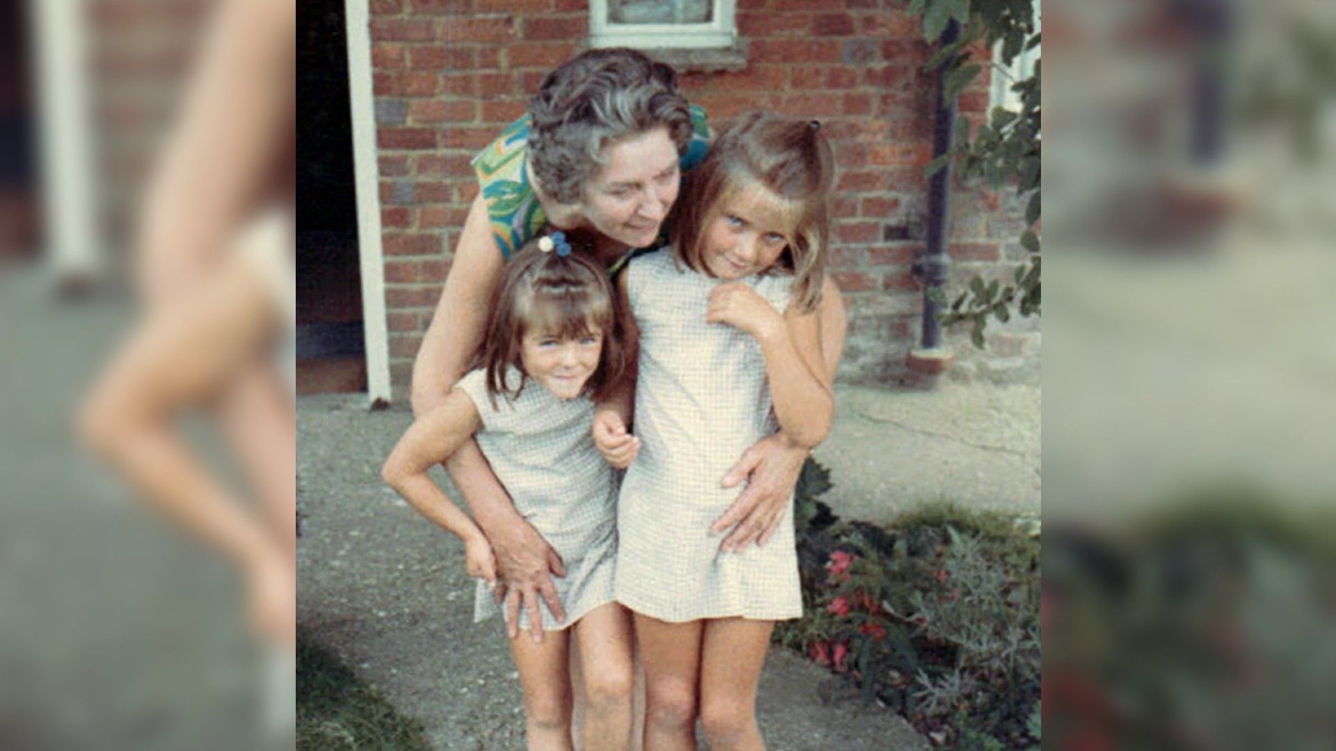 Elizabeth Hurley con su abuela y hermana mayor