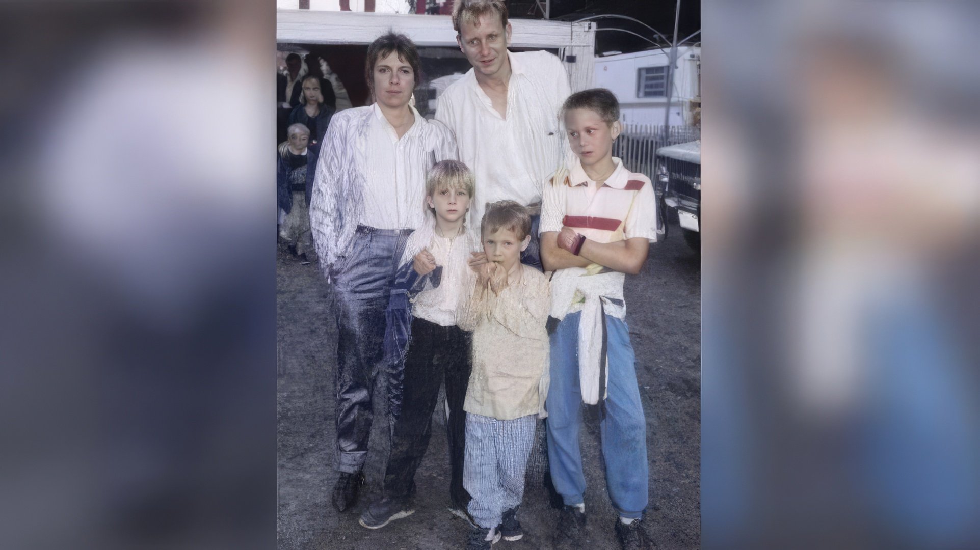 Stellan Skarsgård con sus hijos y esposa