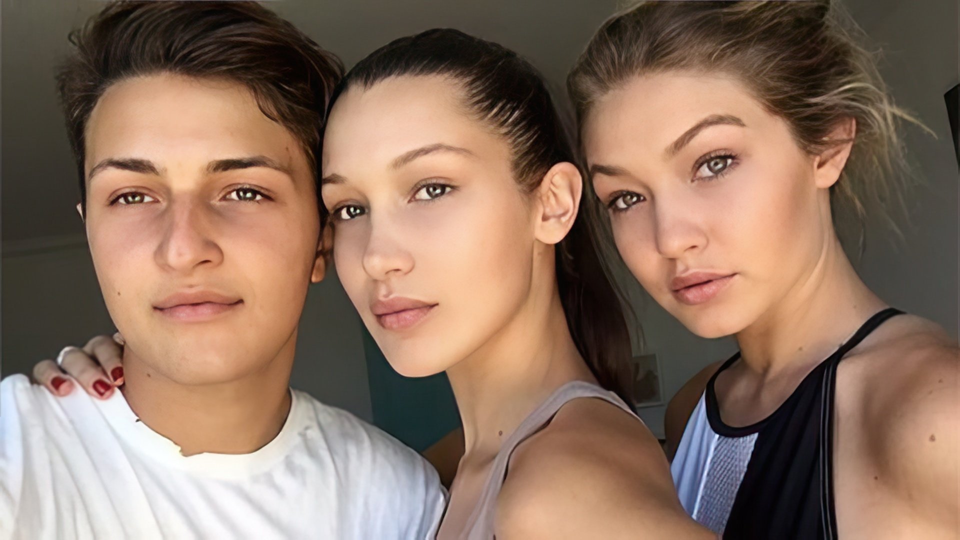 Bella Hadid con su hermana y hermano