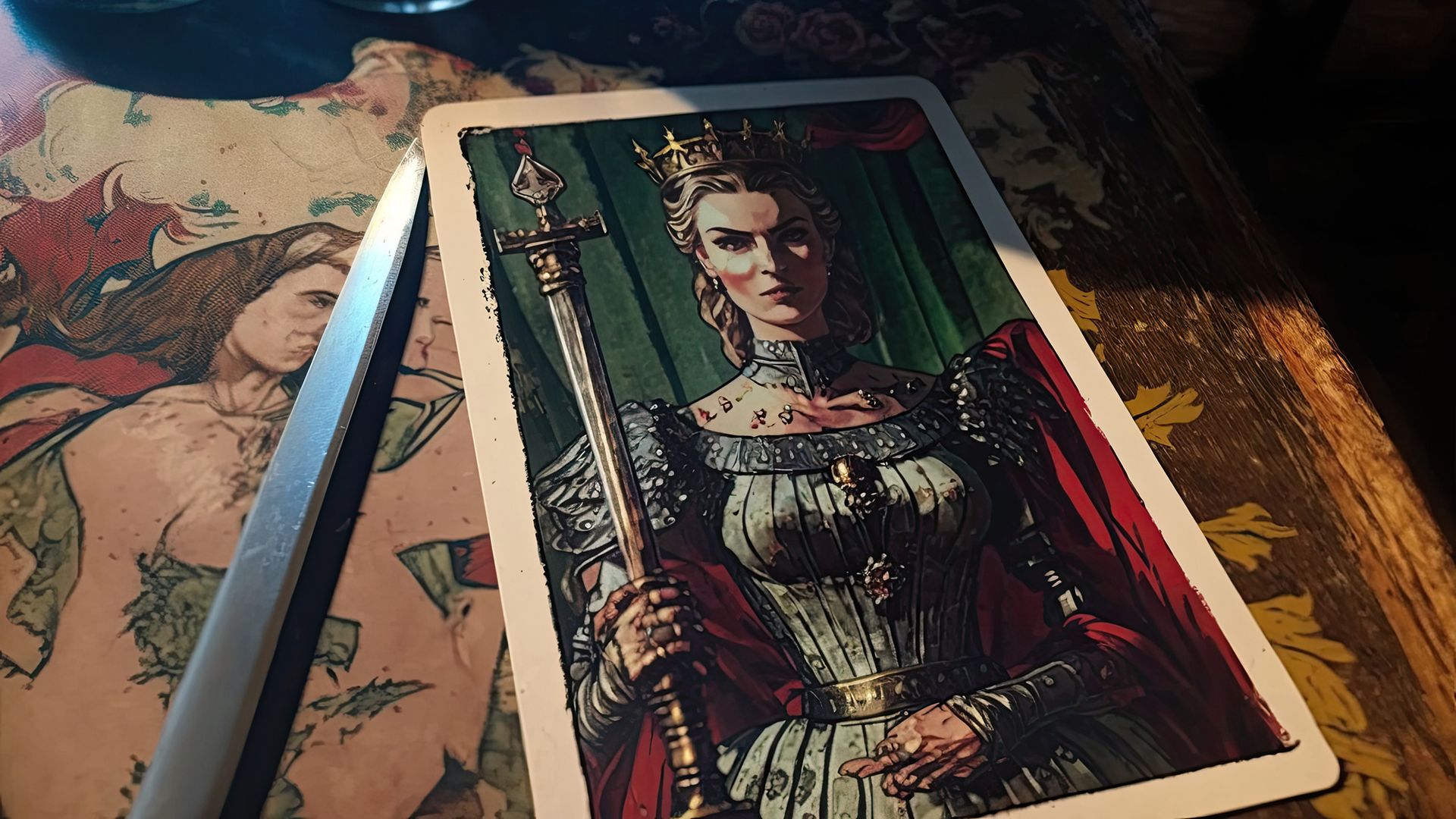 La Reina de Espadas simboliza la independencia y la disposición para luchar