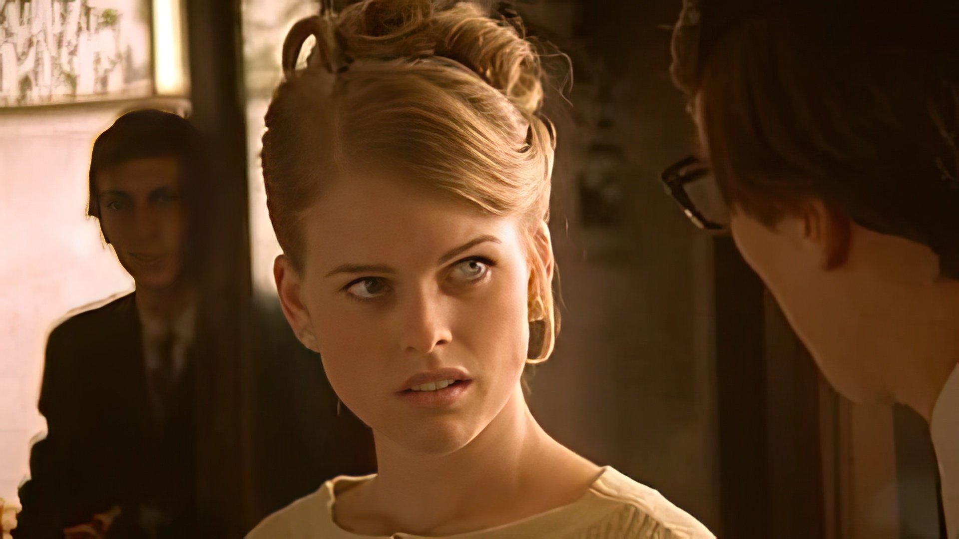 Alice Eve en la película Hawking