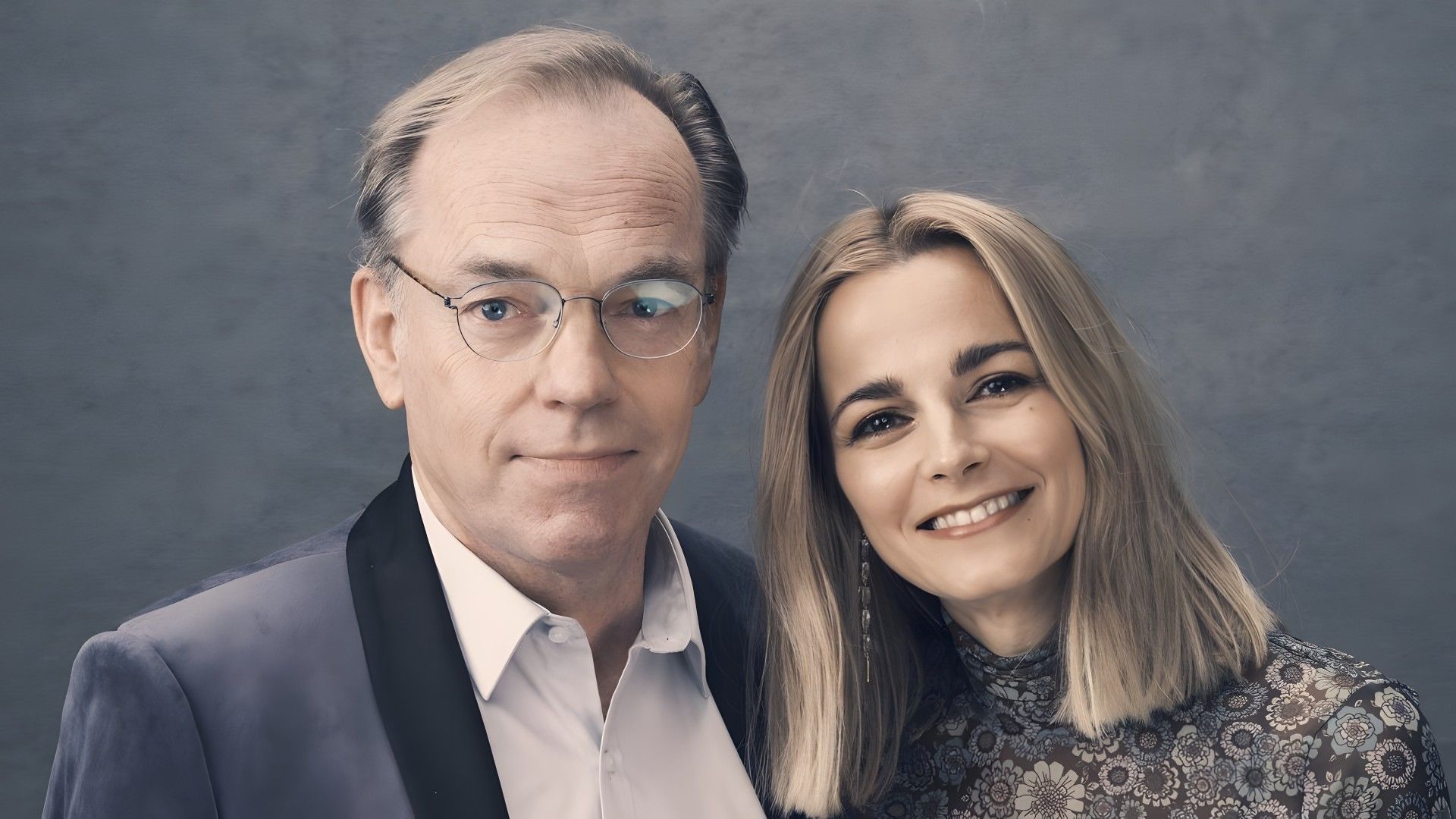 Hugo Weaving y Bojana Novakovic