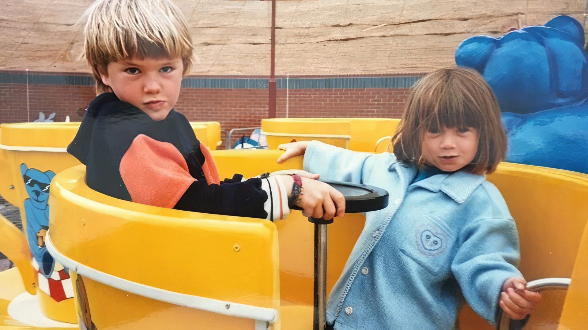 La joven Bonnie Wright con su hermano