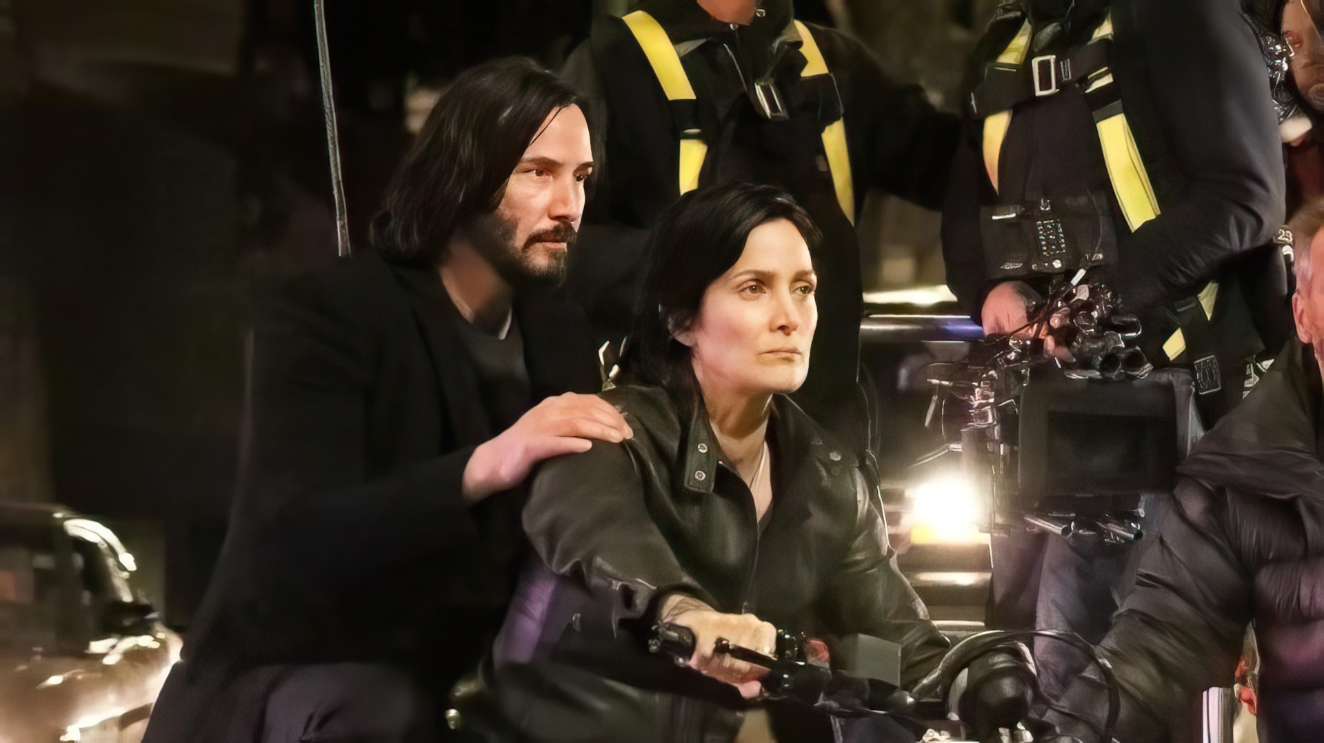 Carrie-Anne Moss y Keanu Reeves en el set de la cuarta Matrix