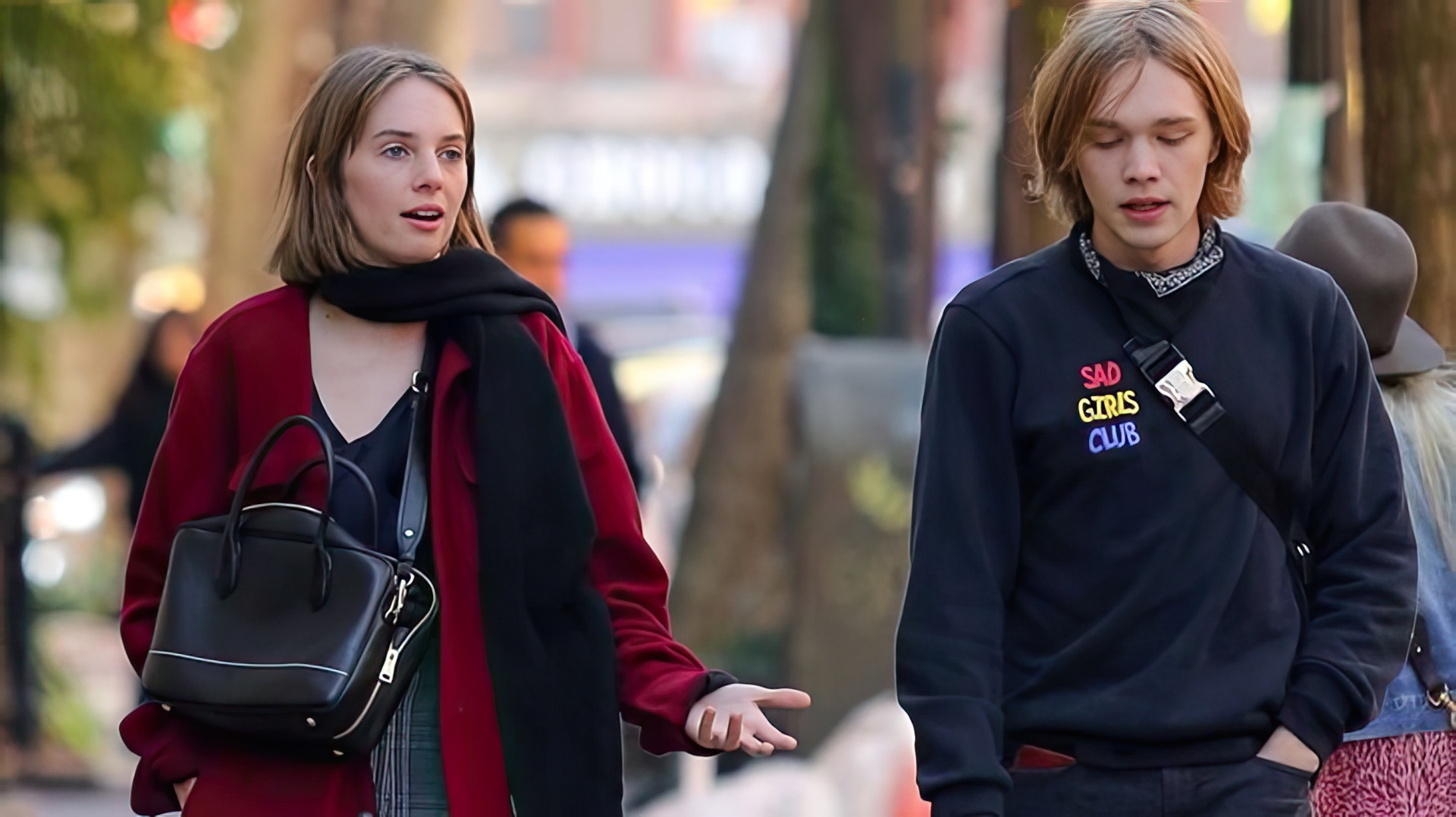 Charlie Plummer y Maya Hawke