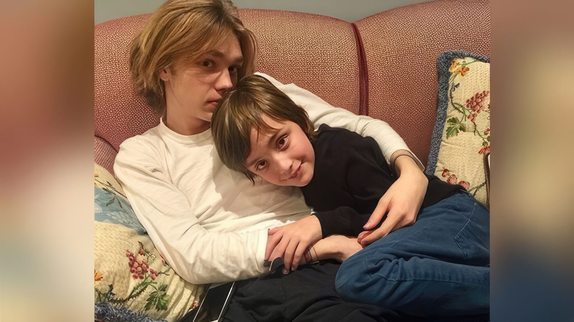 Charlie Plummer con su hermano menor