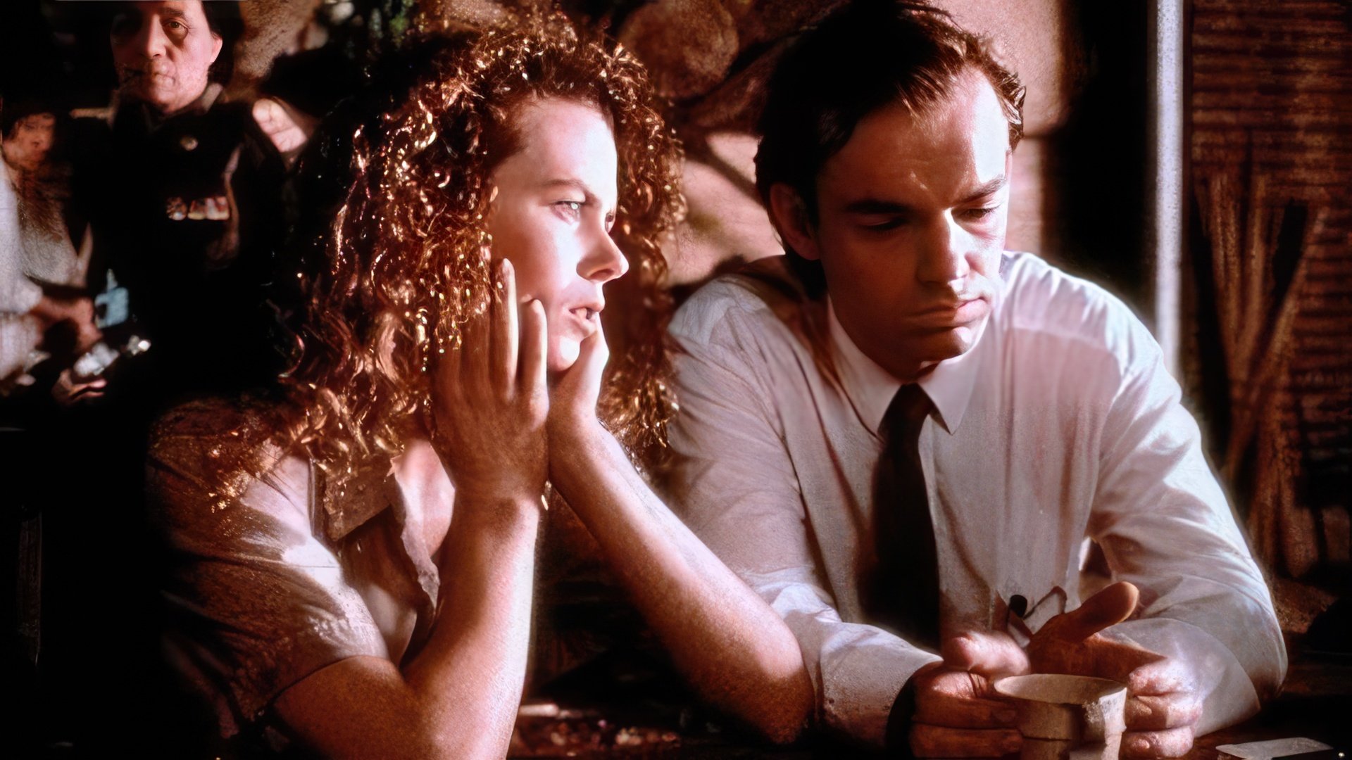 Hugo Weaving y Nicole Kidman en la serie "Bangkok Hilton"