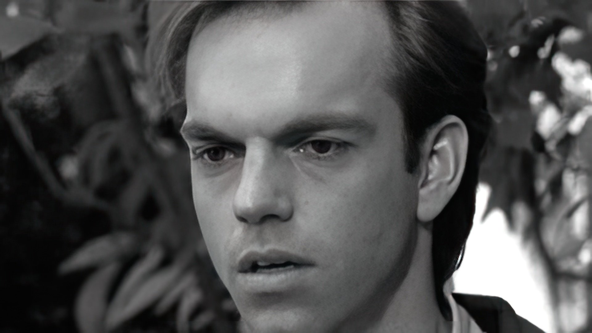 El joven Hugo Weaving