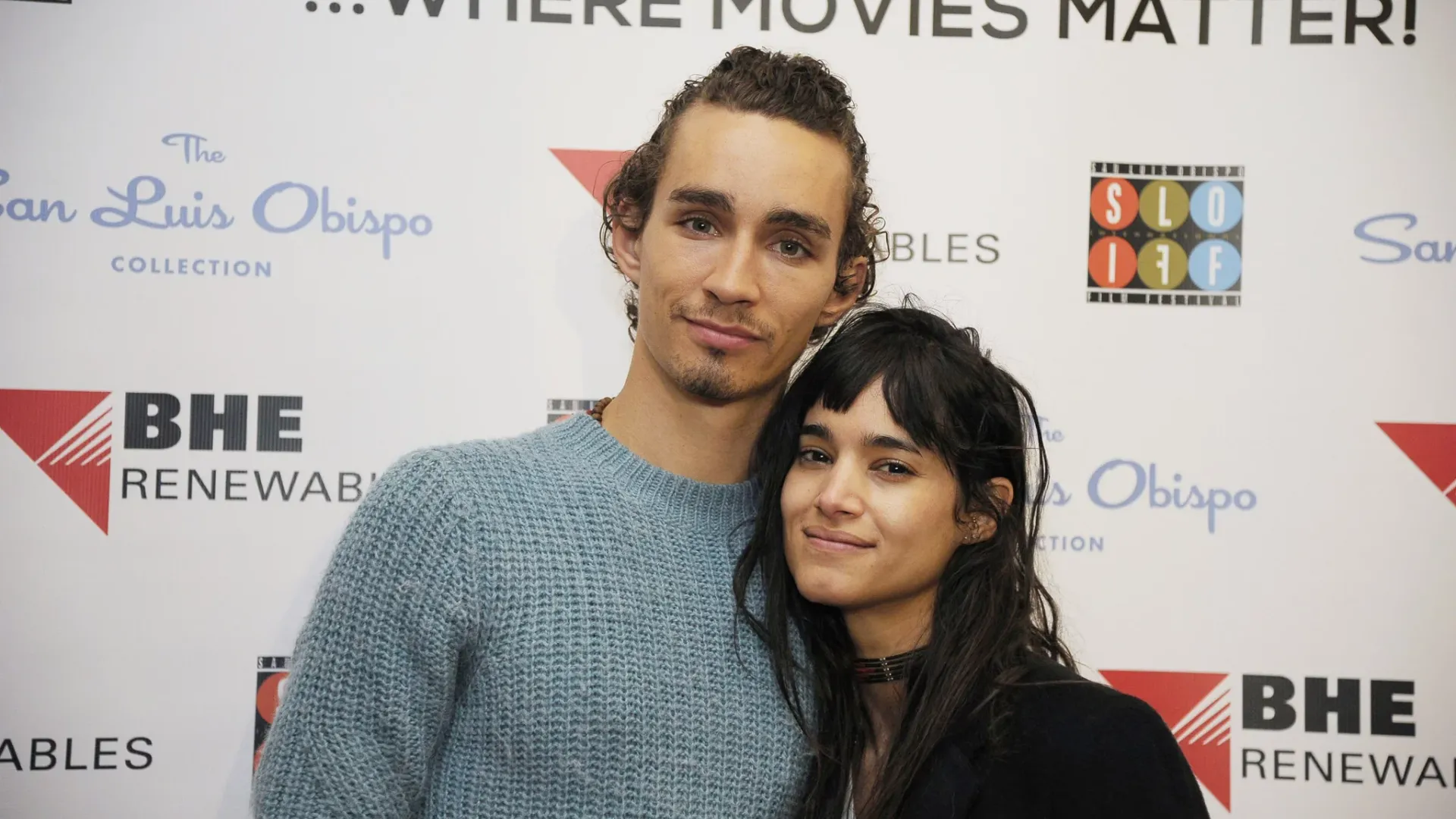 Sofia Boutella y Robert Sheehan