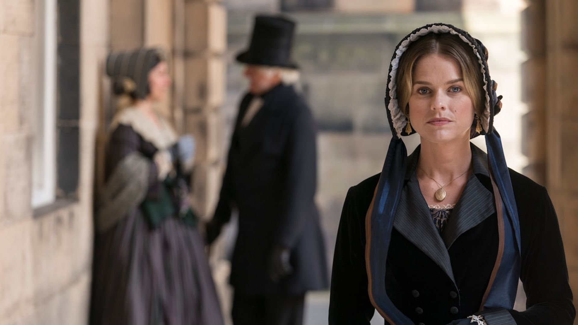 Alice Eve en Belgravia