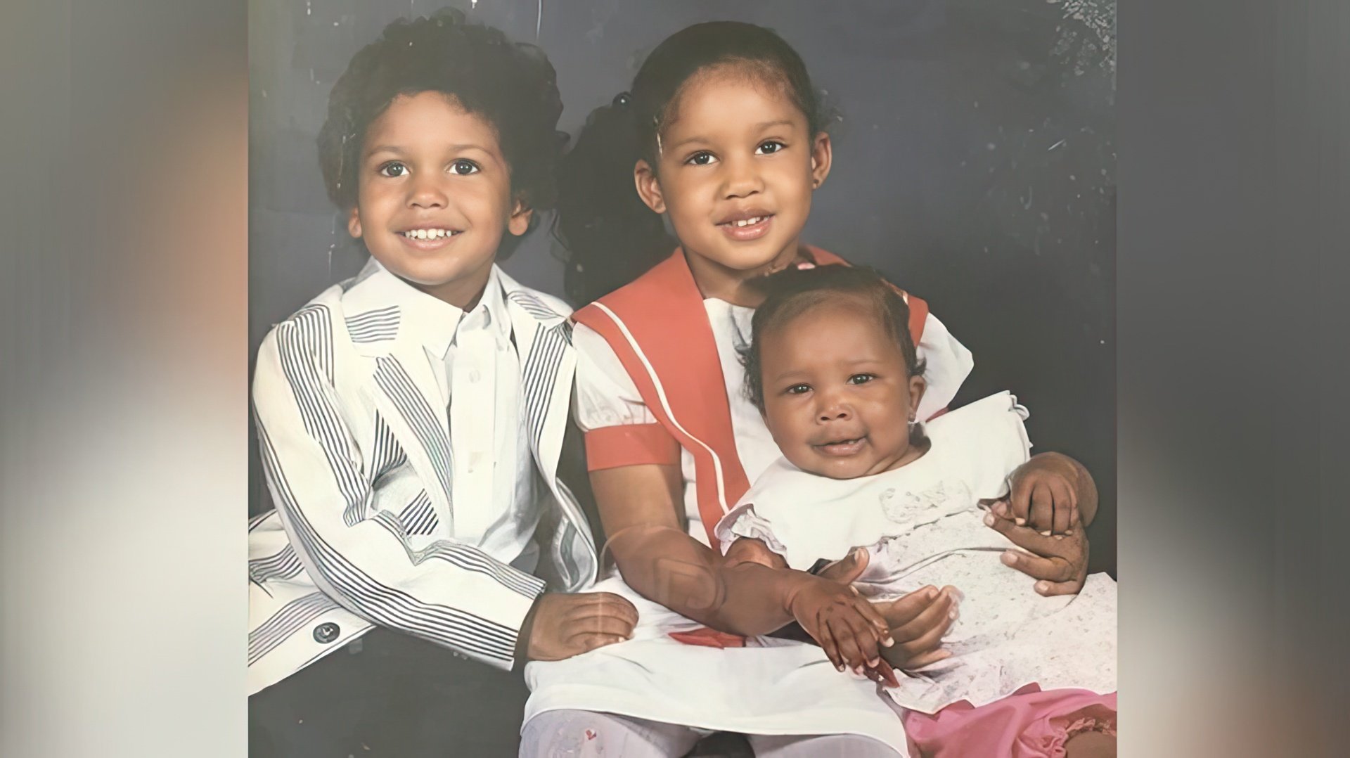 Lizzo (derecha) de niña con su hermano y hermana