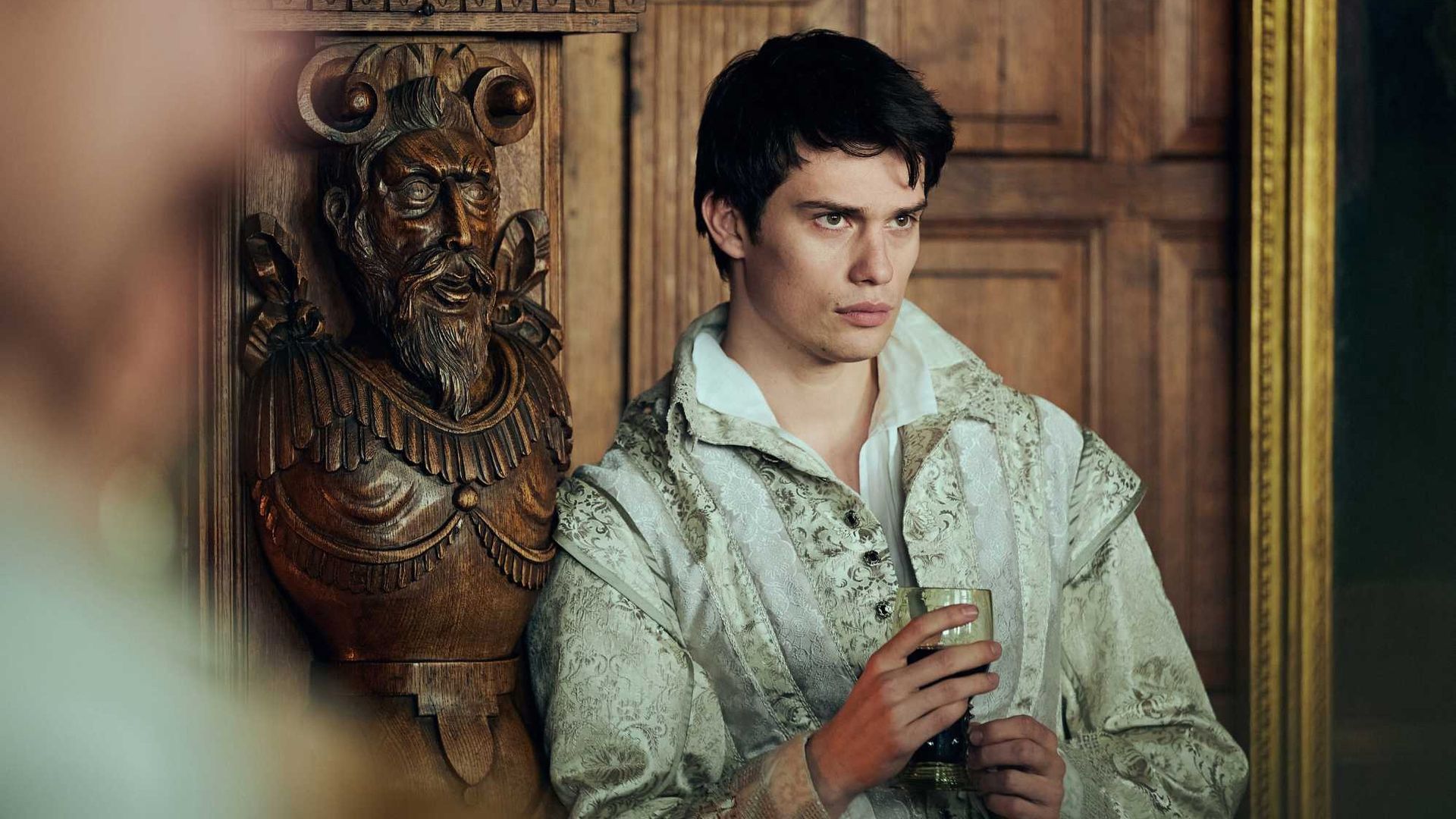 Nicolas Galitzine en la miniserie ‘Mary and George’